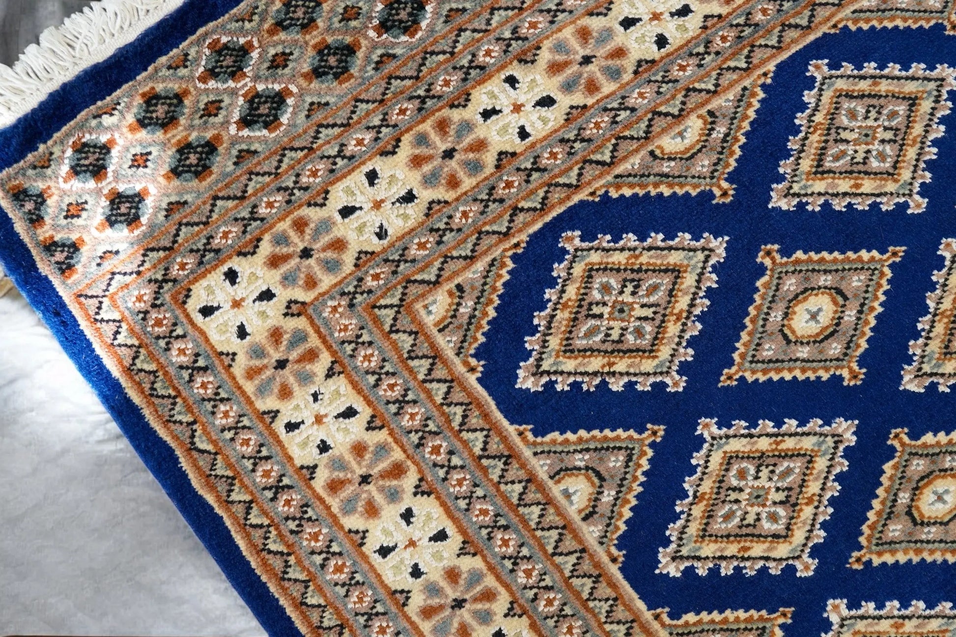 185×126cm パキスタン手織り絨毯 . トライバルラグ　 Decorworks
