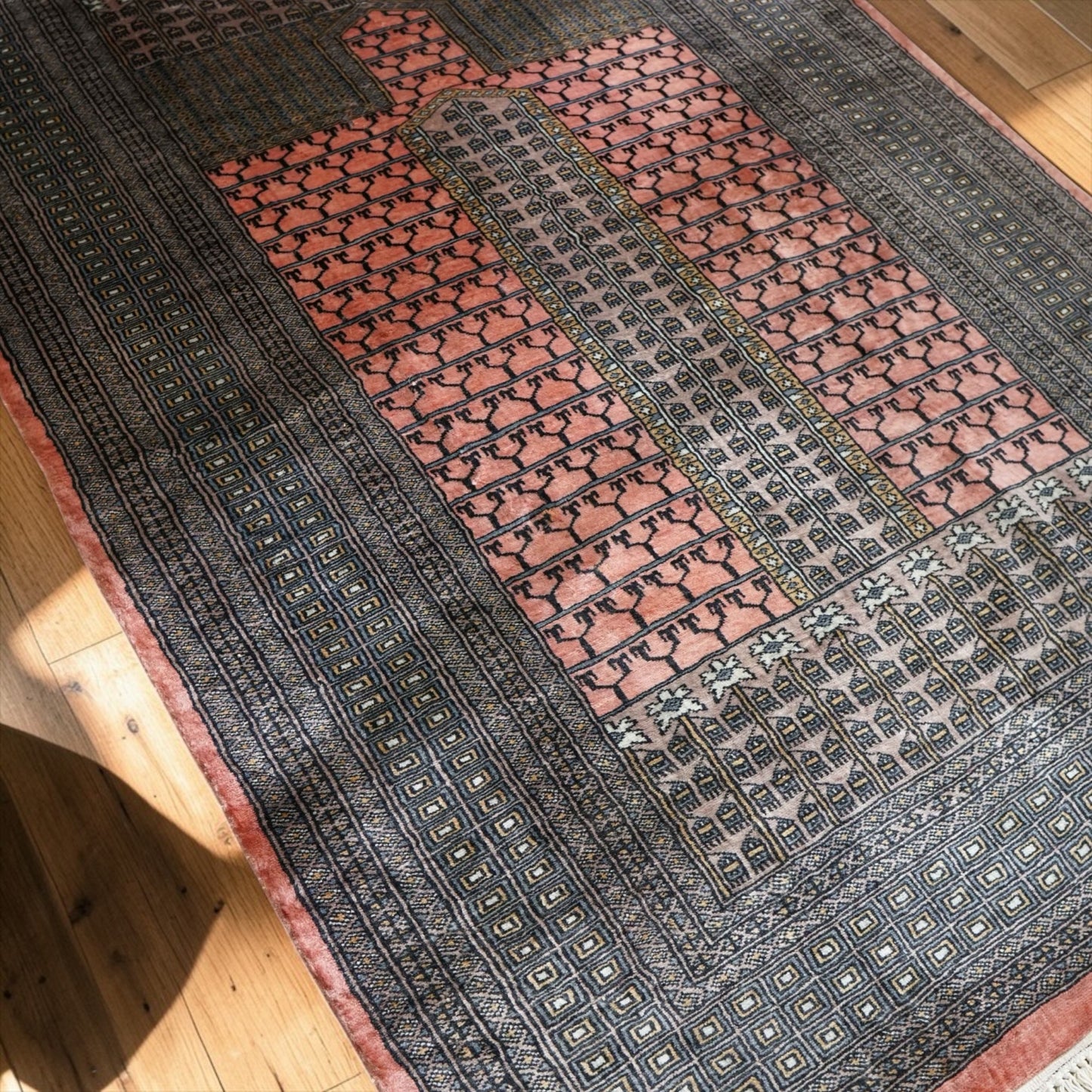 パキスタン手織り絨毯 182×128cm 幾何学ミフラーブデザイン