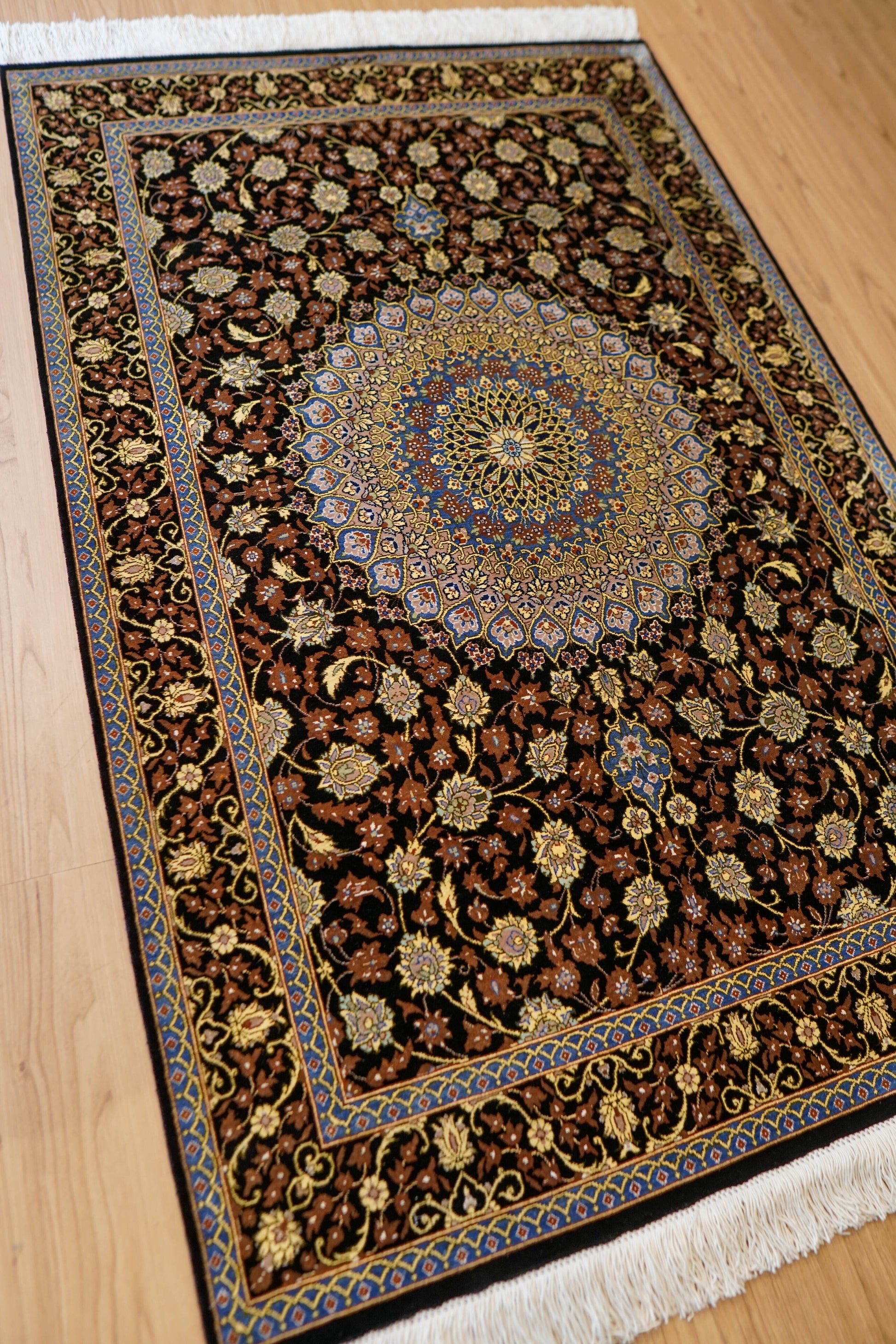  ペルシャ絨毯 クム産 シルク100％ ムサビイ工房 121×79cm｜手織り・シルクラグ・メダリオンデザイン