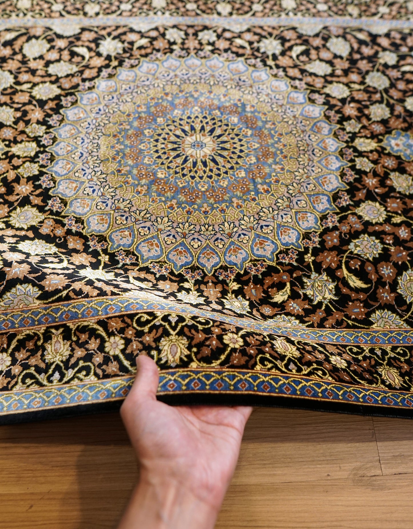  ペルシャ絨毯 クム産 シルク100％ ムサビイ工房 121×79cm｜手織り・シルクラグ・メダリオンデザイン