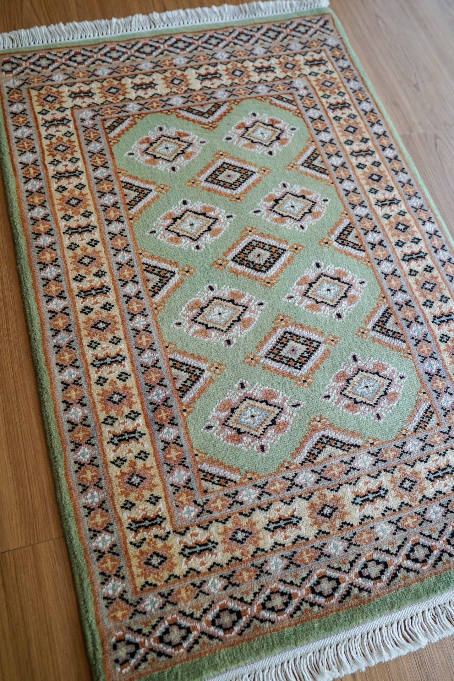  パキスタン手織り絨毯 ジャルダール柄 93×61cm