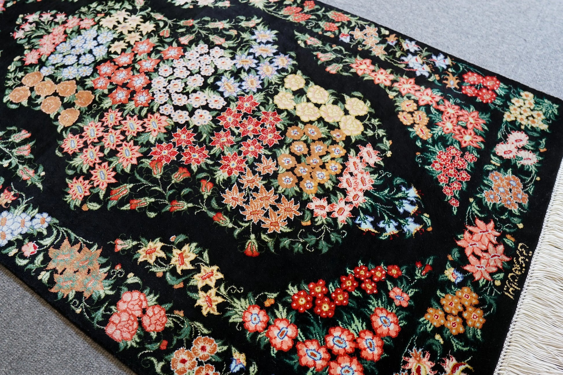 90×58cm　ペルシャクム産の総手織りシルク絨毯　証明書付 Decorworks