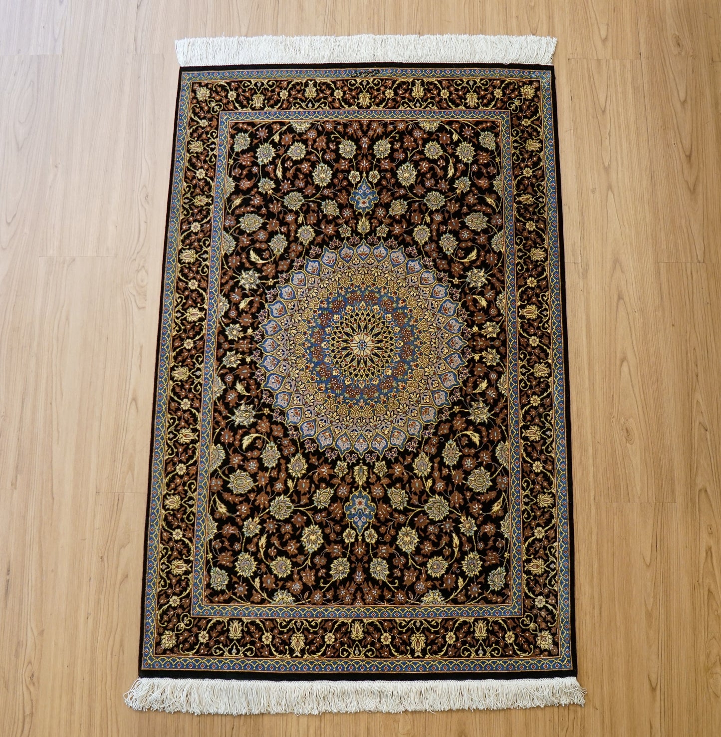 ペルシャ絨毯 クム産 シルク100％ ムサビイ工房 121×79cm｜手織り・シルクラグ・メダリオンデザイン