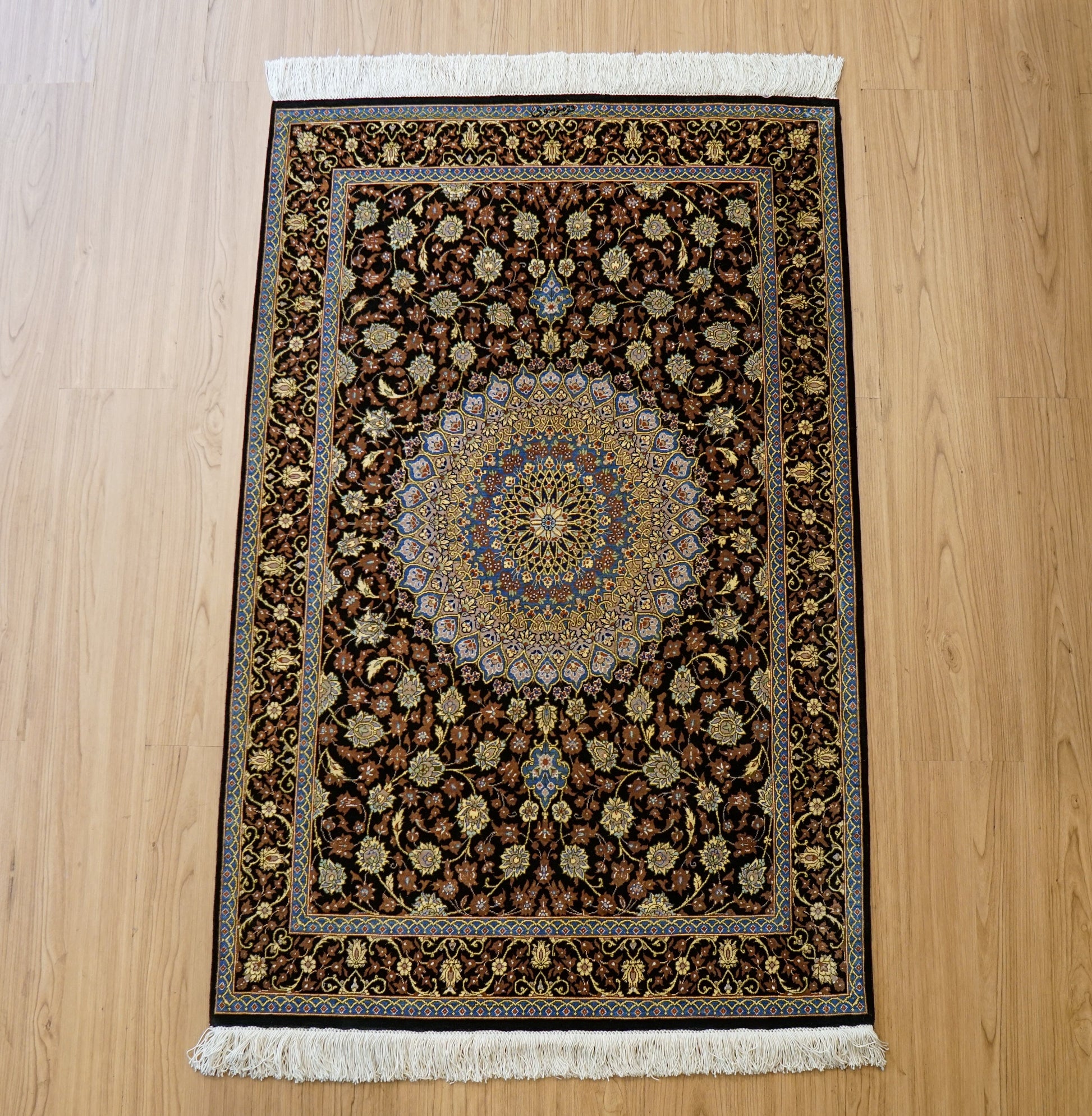  ペルシャ絨毯 クム産 シルク100％ ムサビイ工房 121×79cm｜手織り・シルクラグ・メダリオンデザイン