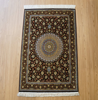  ペルシャ絨毯 クム産 シルク100％ ムサビイ工房 121×79cm｜手織り・シルクラグ・メダリオンデザイン