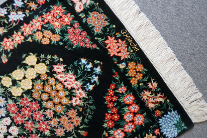 90×58cm　ペルシャクム産の総手織りシルク絨毯　証明書付 Decorworks