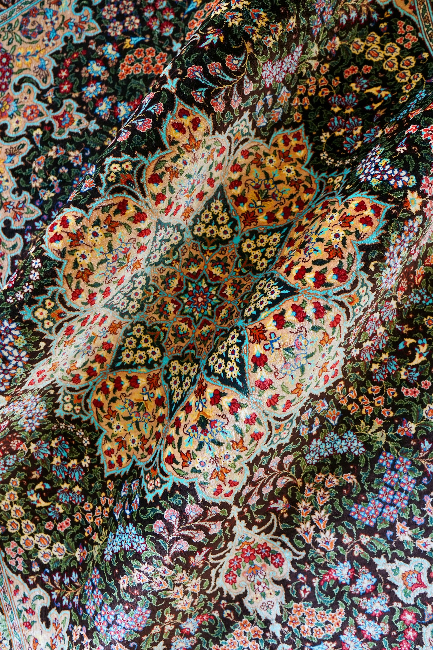  ペルシャ手織り絨毯 クム産 シルク100％ 125×80cm｜ラジビヤン房作 黒地フローラルメダリオン