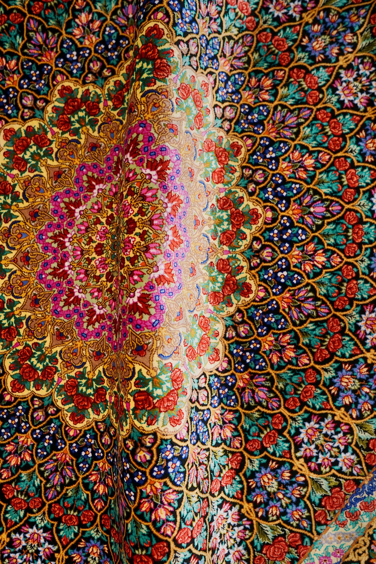  手織りペルシャ絨毯 クム産 アバーシ工房 201×131cm シルク100％ 花文様