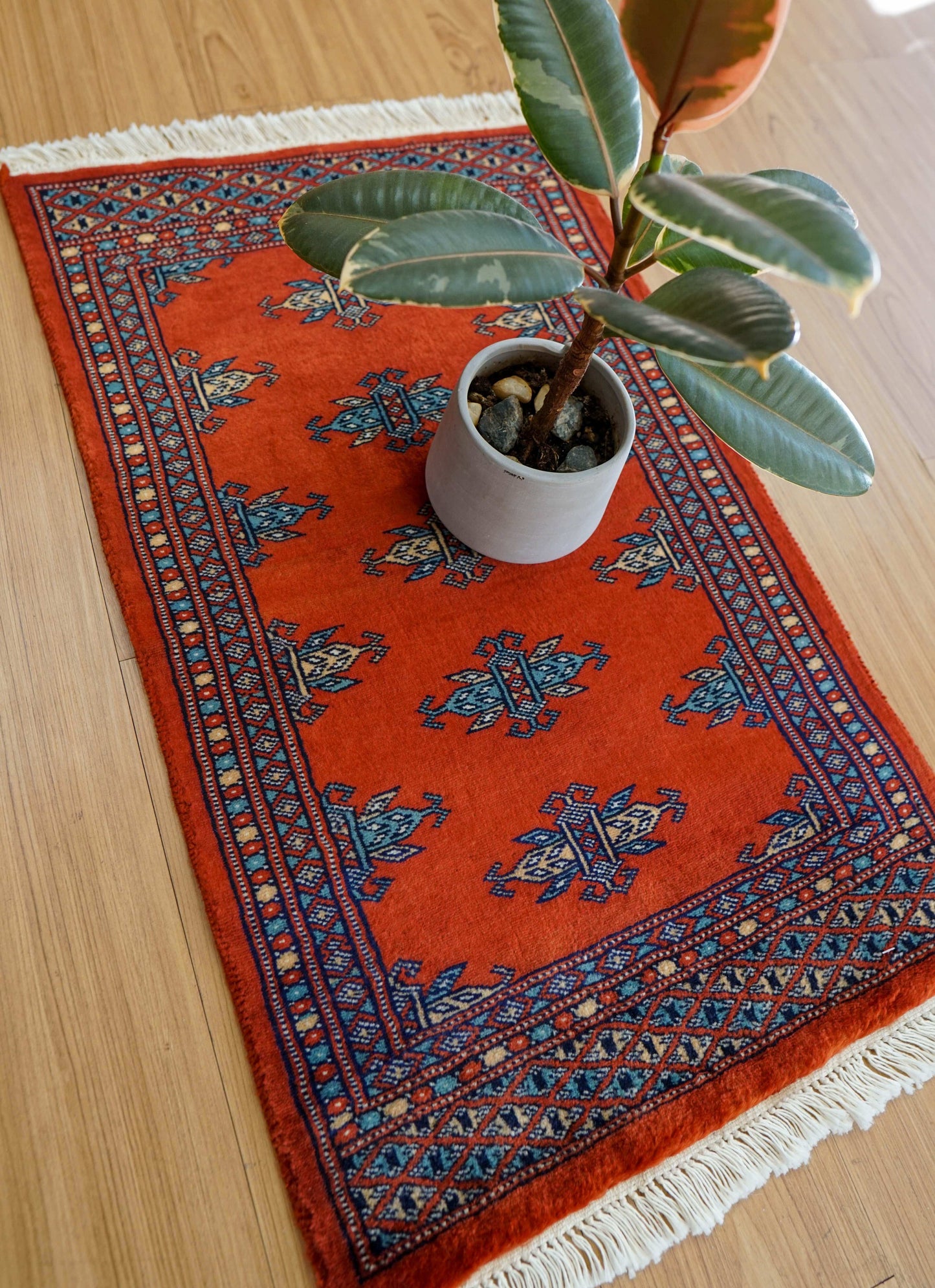  パキスタン手織り絨毯 バタフライモチーフラグ 77×45cm