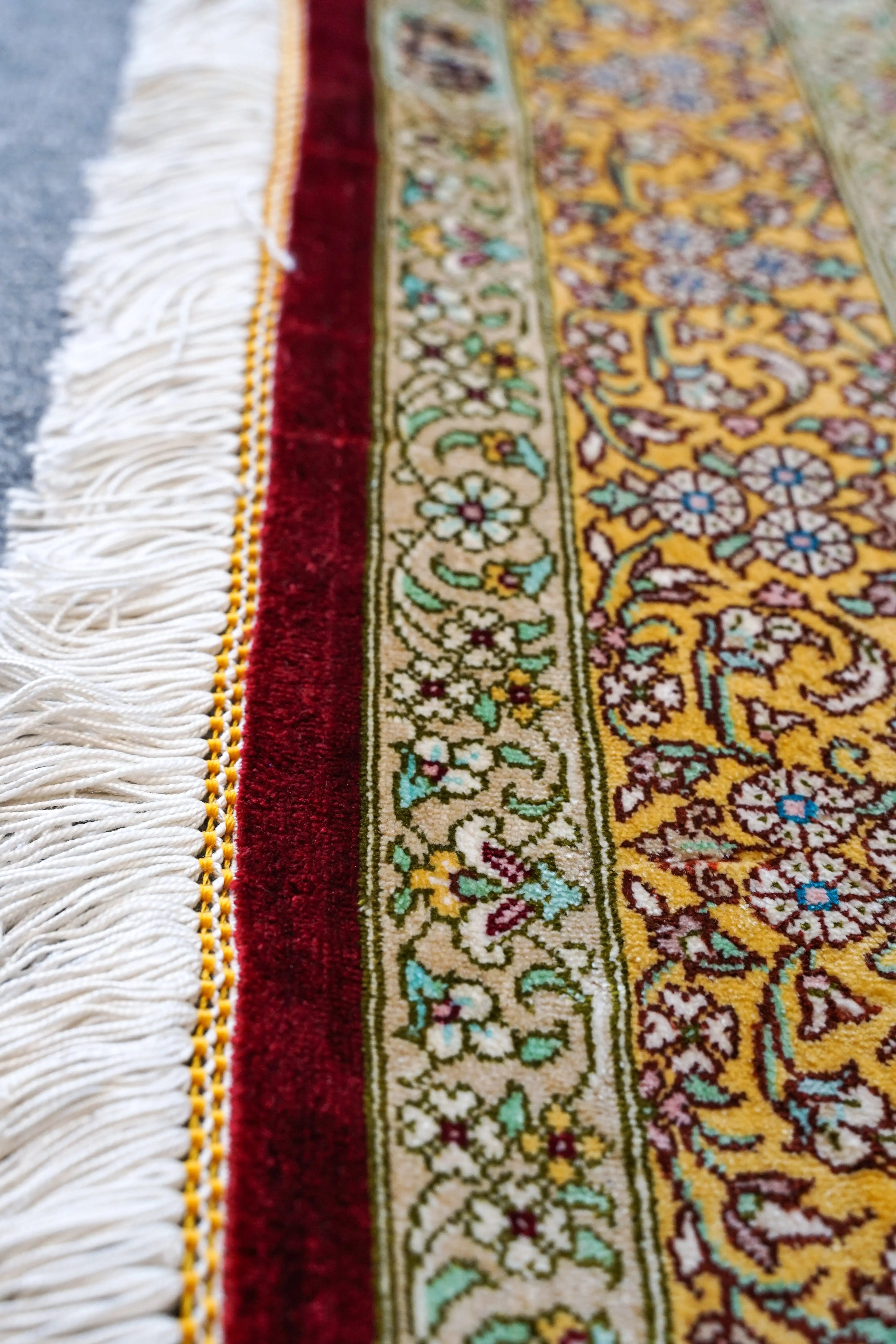 ペルシャ絨毯 クム産 100%シルク（121×78cm）手織り絨毯 – Decorworks