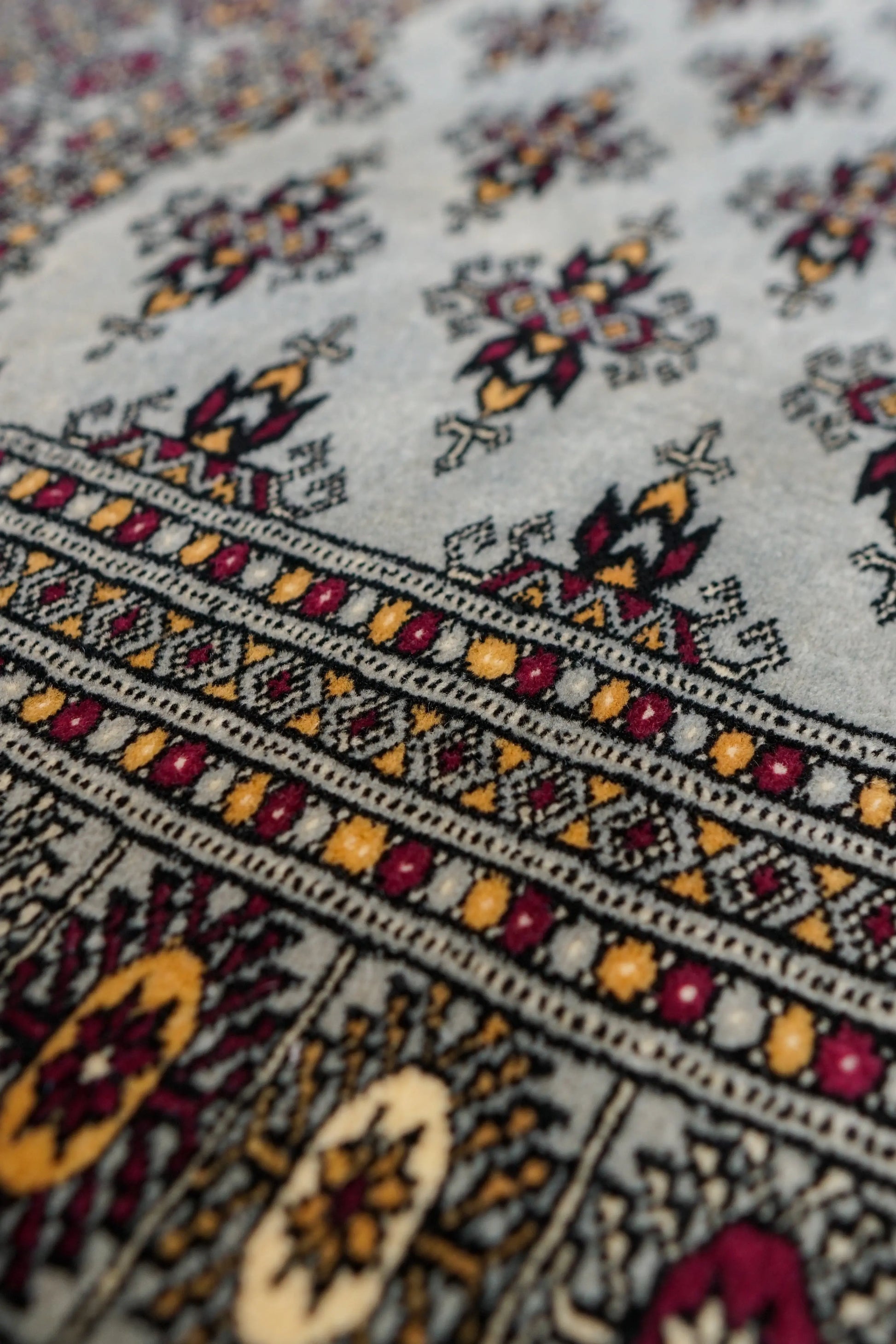 184×132cm パキスタン手織り絨毯 Decorworks