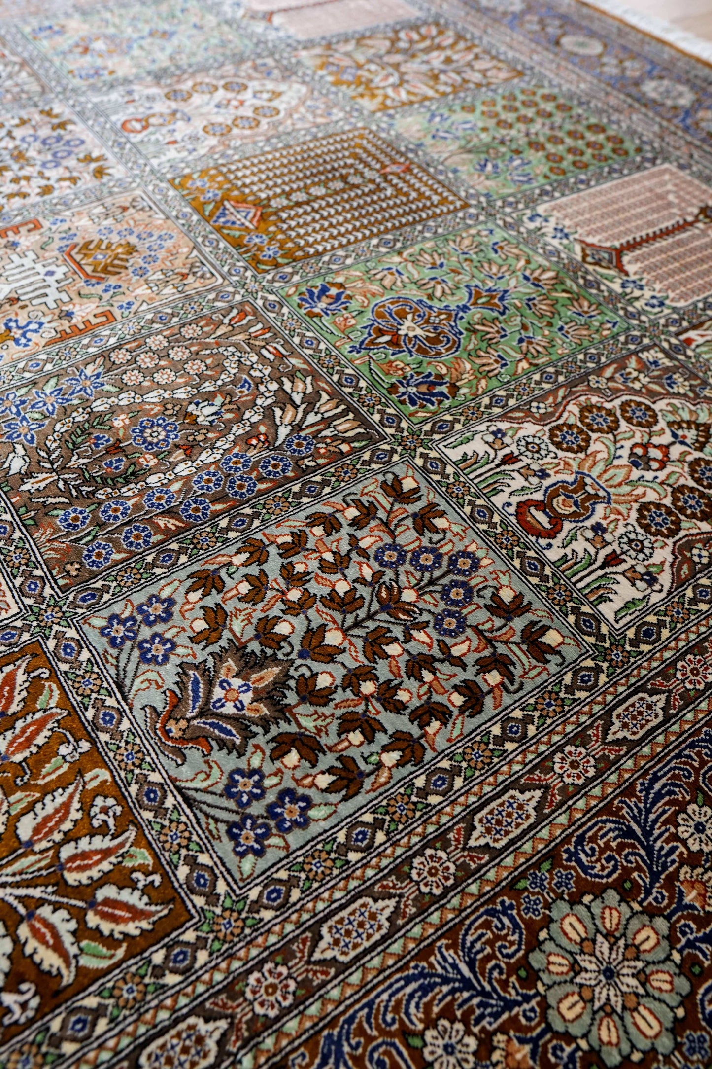  手織りペルシャ絨毯 クム産 バーバイ工房 100％シルク 200×135cm ヘシティデザイン・最高級シルクラグ
