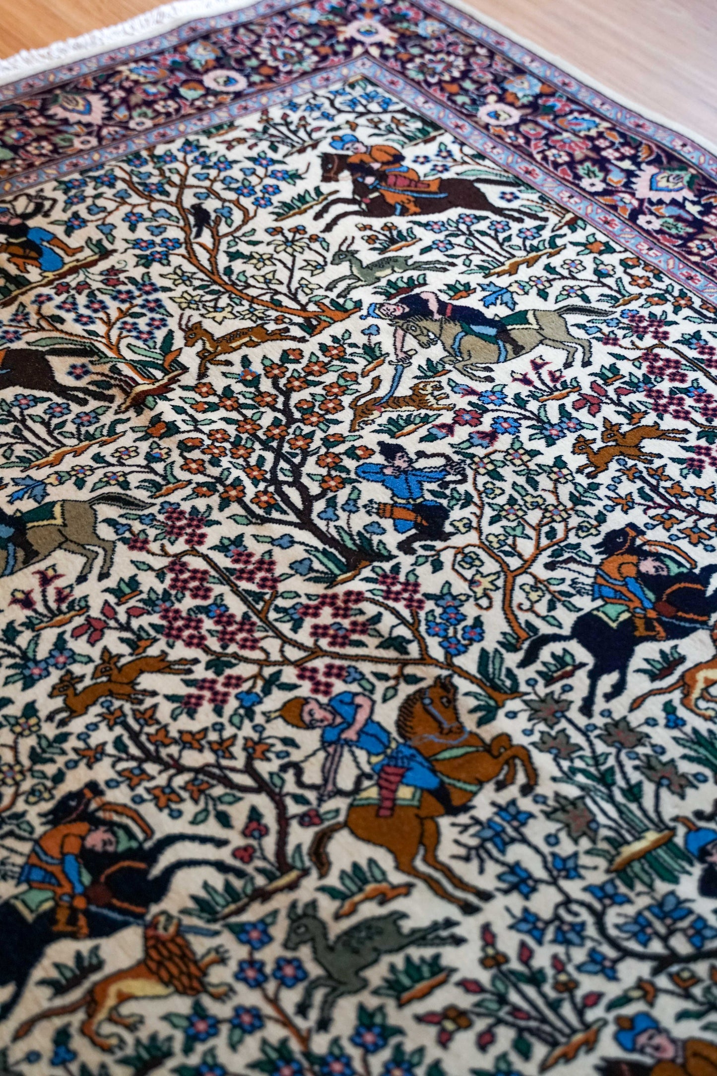  ペルシャ絨毯 タブリーズ産 シカルガー（狩猟図）デザイン 218×140cm 手織りラグ