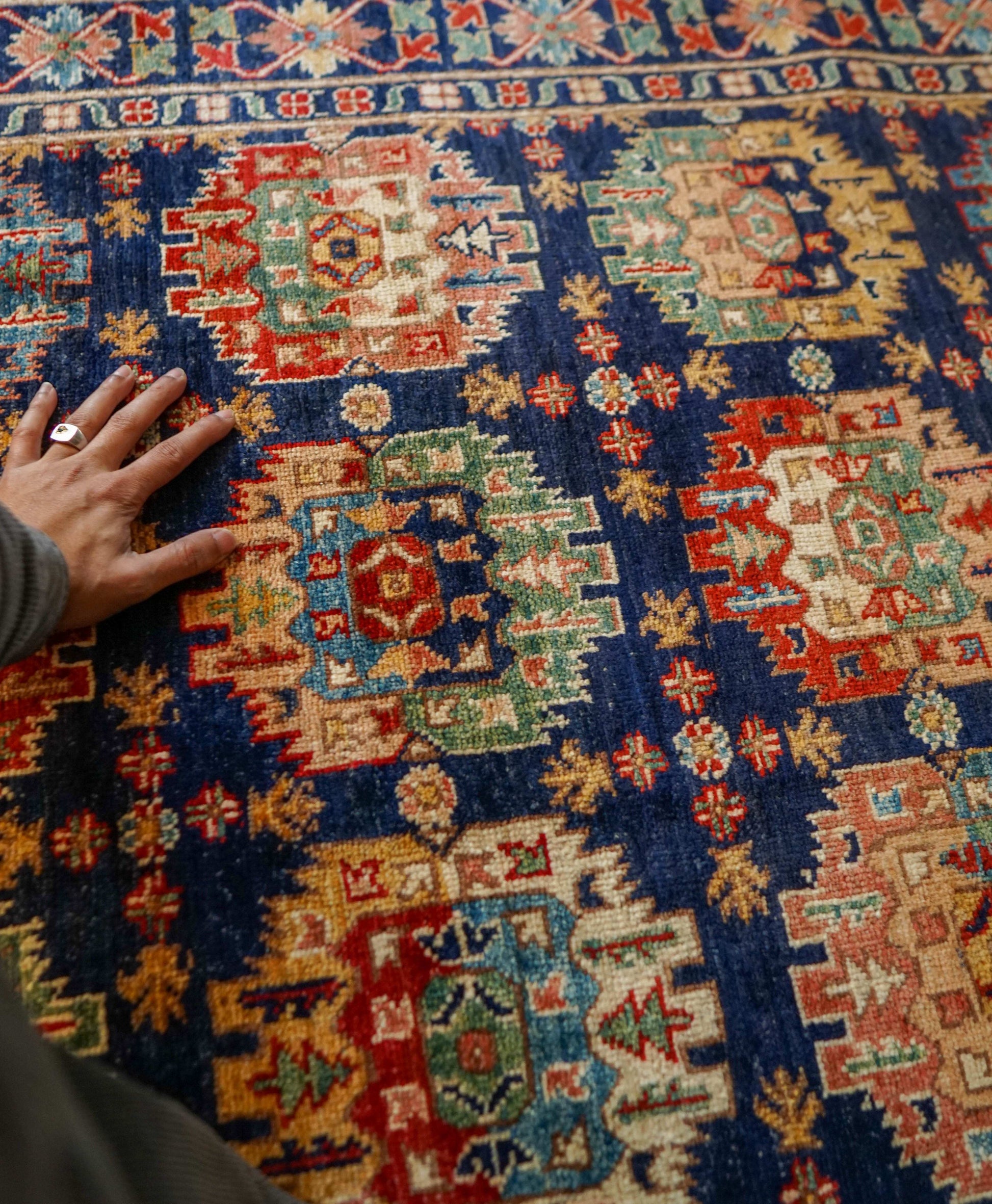  アフガニスタンガズニ産 手織り絨毯 191×150cm｜天然染料ウールのトライバルデザイン