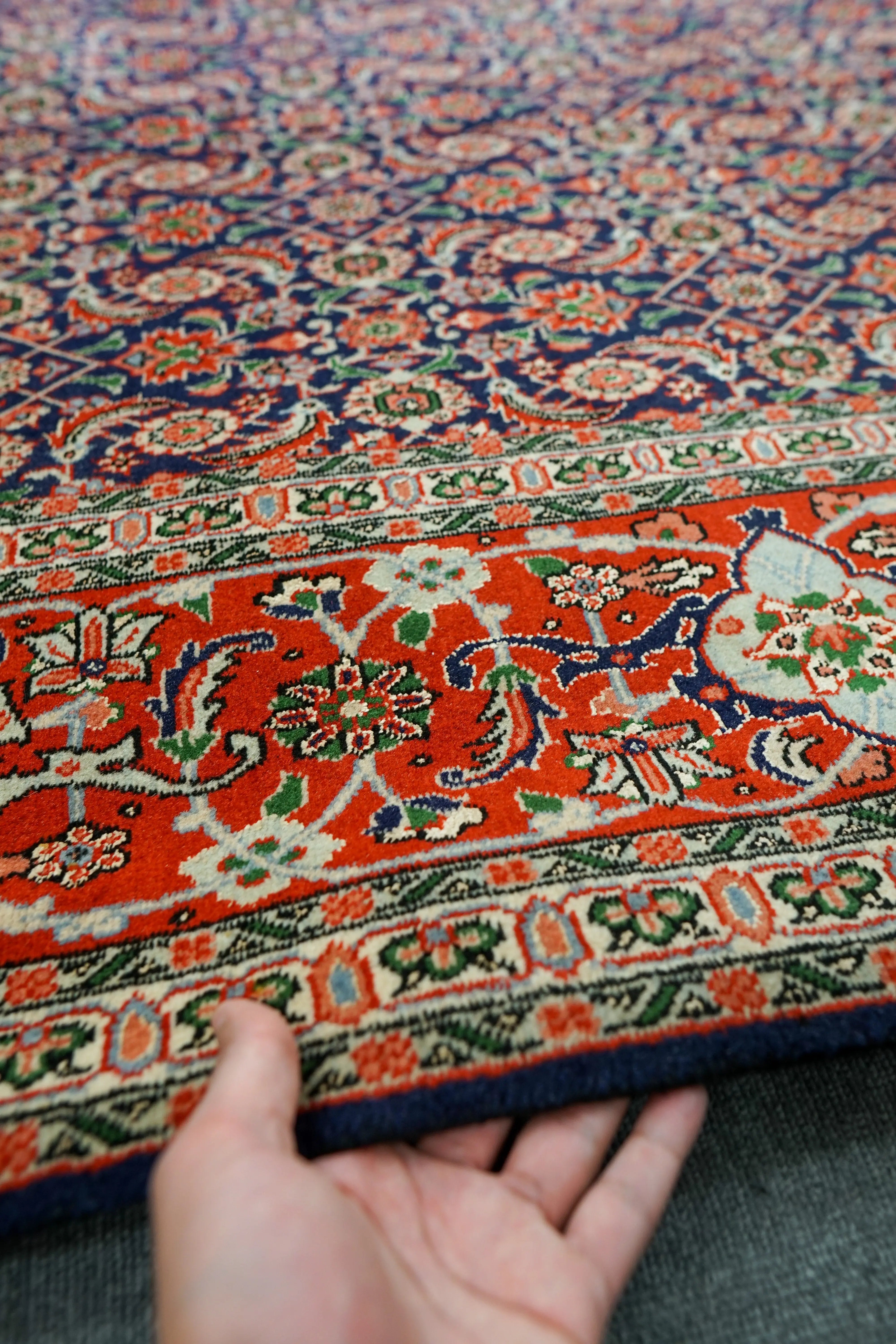 ペルシャ手織り絨毯タブリーズ産 高級シルク＆ウール使用 精緻な花柄と