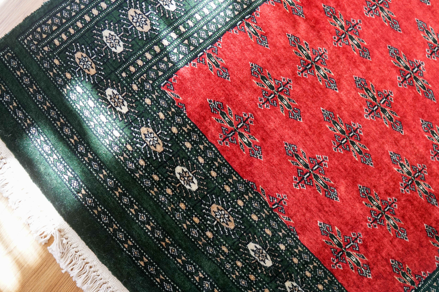  パキスタン手織り絨毯 143×92cm｜バタフライ文様・お守りモチーフのボーダー 高密度ウール