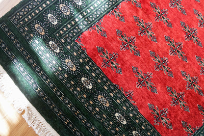  パキスタン手織り絨毯 143×92cm｜バタフライ文様・お守りモチーフのボーダー 高密度ウール