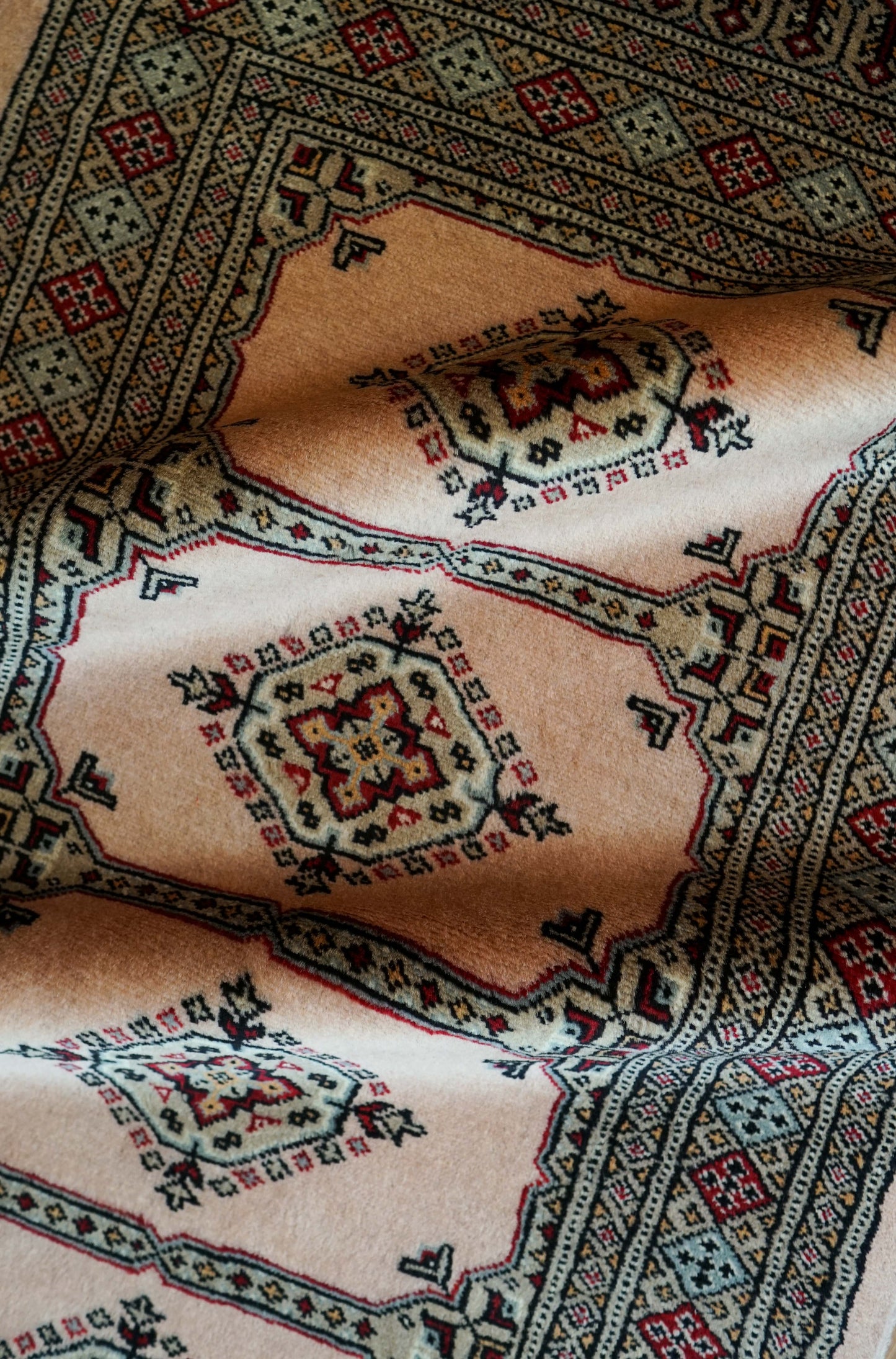  パキスタン手織り絨毯 147×83cm