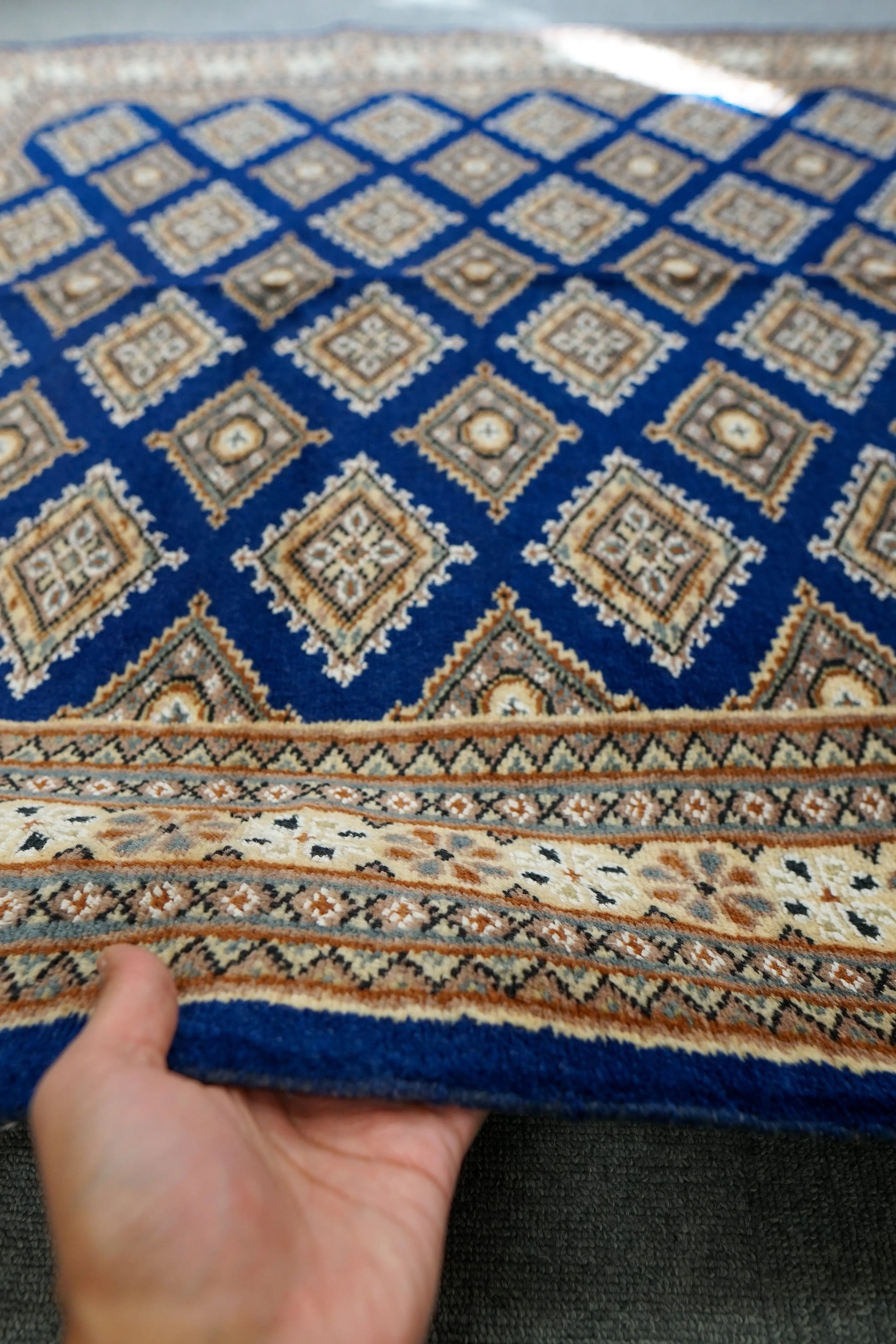 185×126cm パキスタン手織り絨毯 . トライバルラグ　 Decorworks