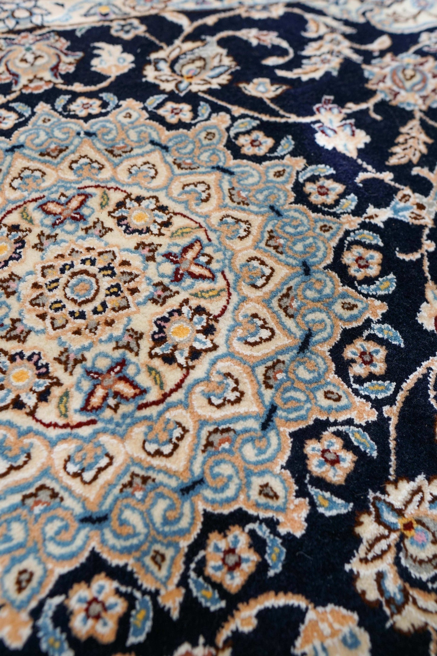  ペルシャ絨毯 ナイン産 121×79cm｜ネイビー基調