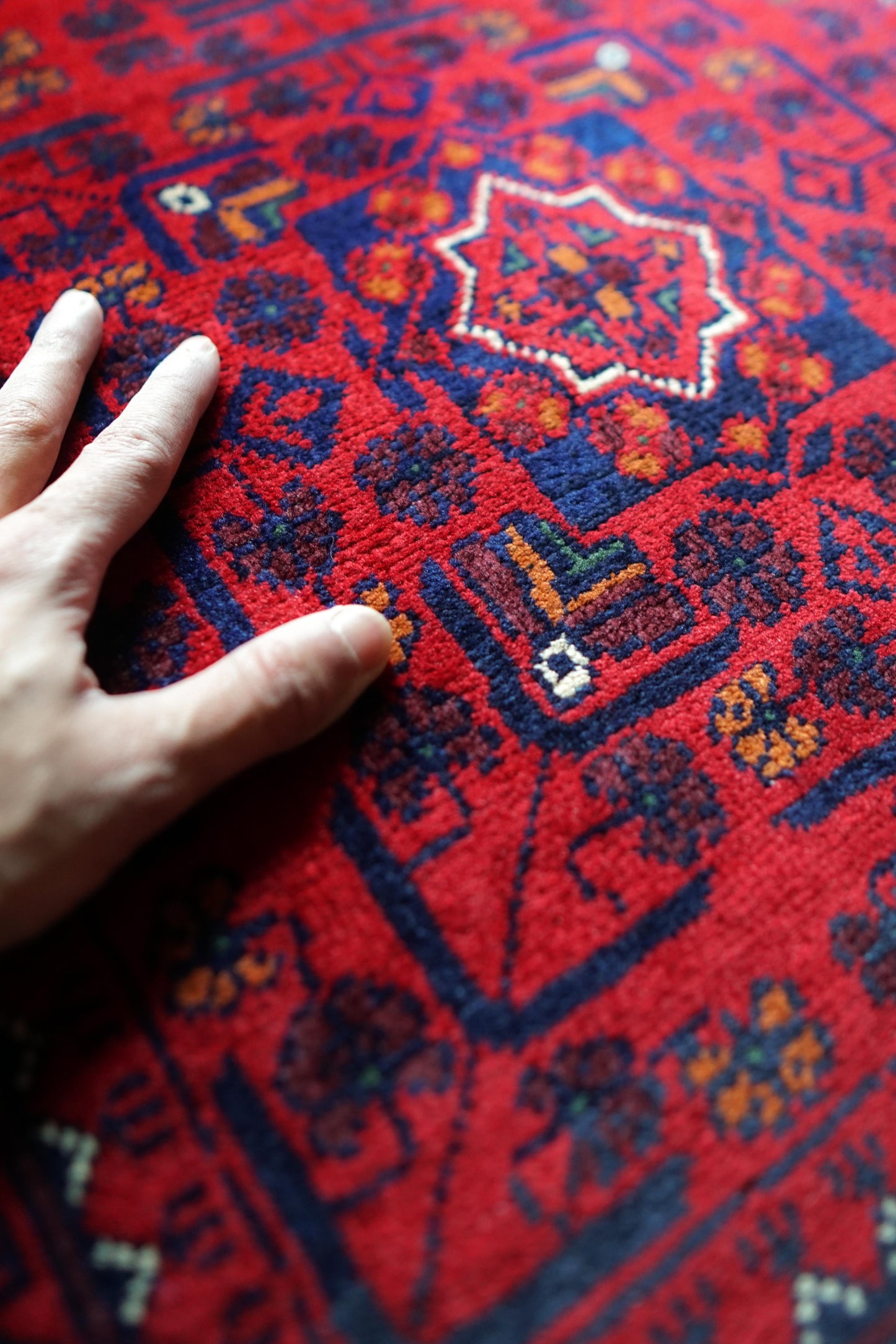  135×81cm アフガニスタン手織り絨毯 カールモハメディ