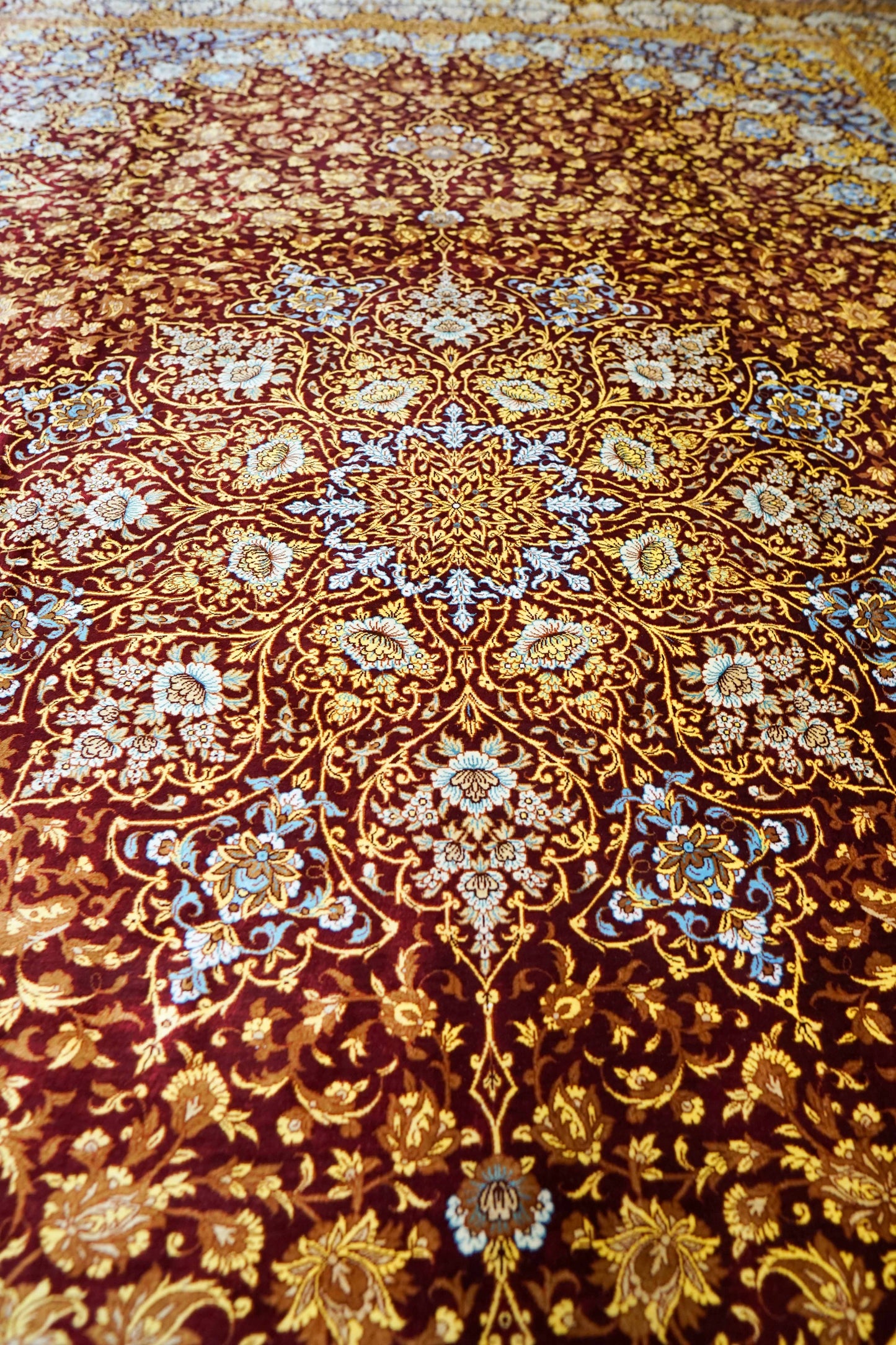 手織りペルシャ絨毯 クム産 アフマディ工房 100％シルク 300×204cm｜総シルク 大判サイズ｜精密メダリオンデザイン