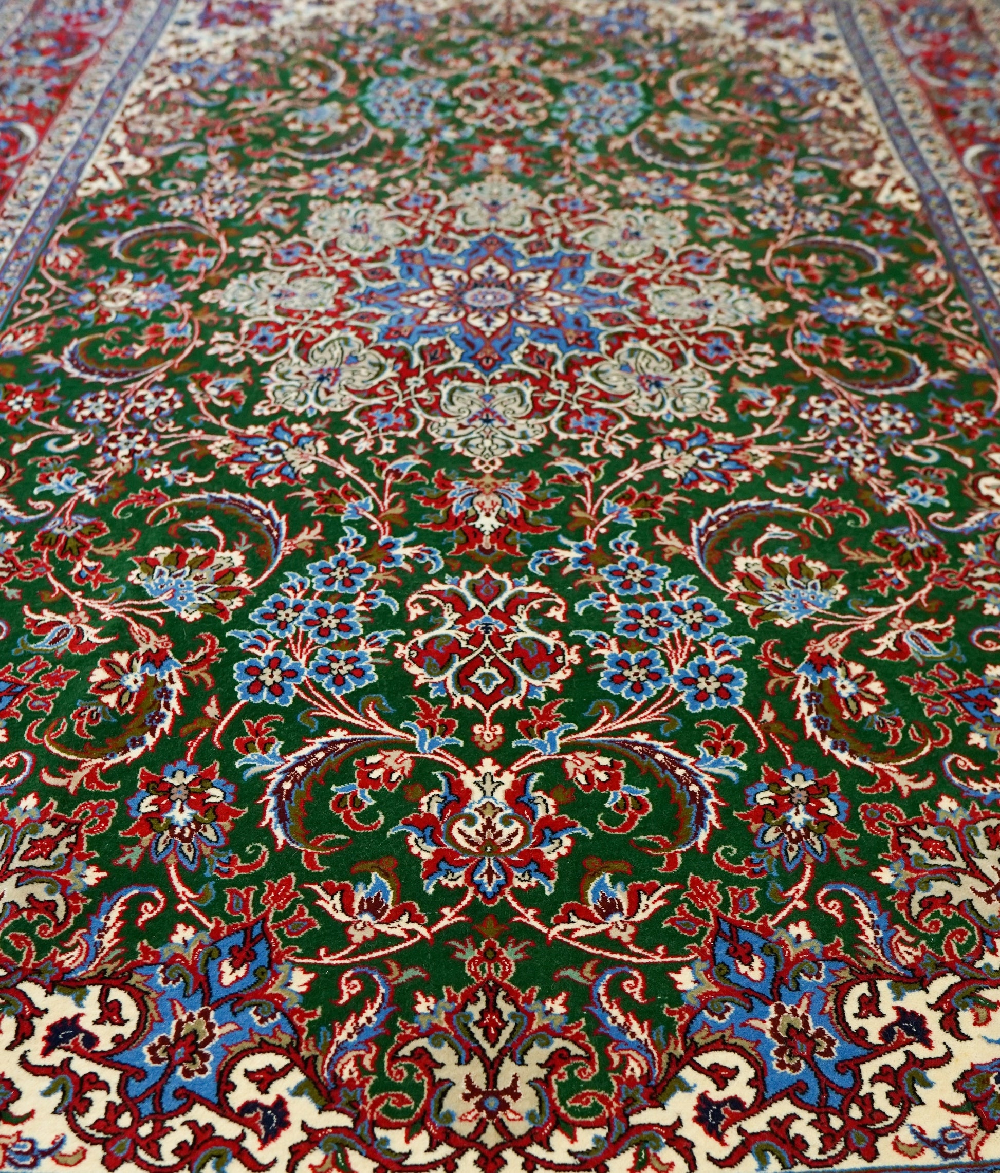Collection ペルシャ手織り絨毯 イスファハン産 245×157cm — 精緻な花唐草と伝統文様の調和