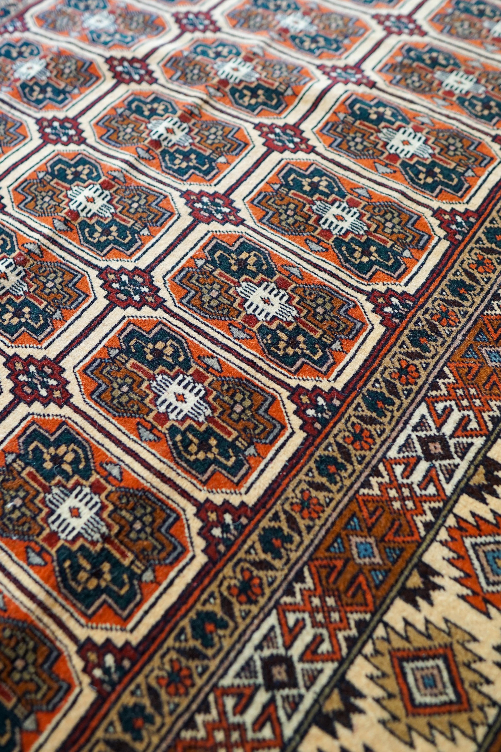  手織り ペルシャ絨毯 トルクメン ボハラ 174×120cm｜伝統のギュル文様が美しい一枚