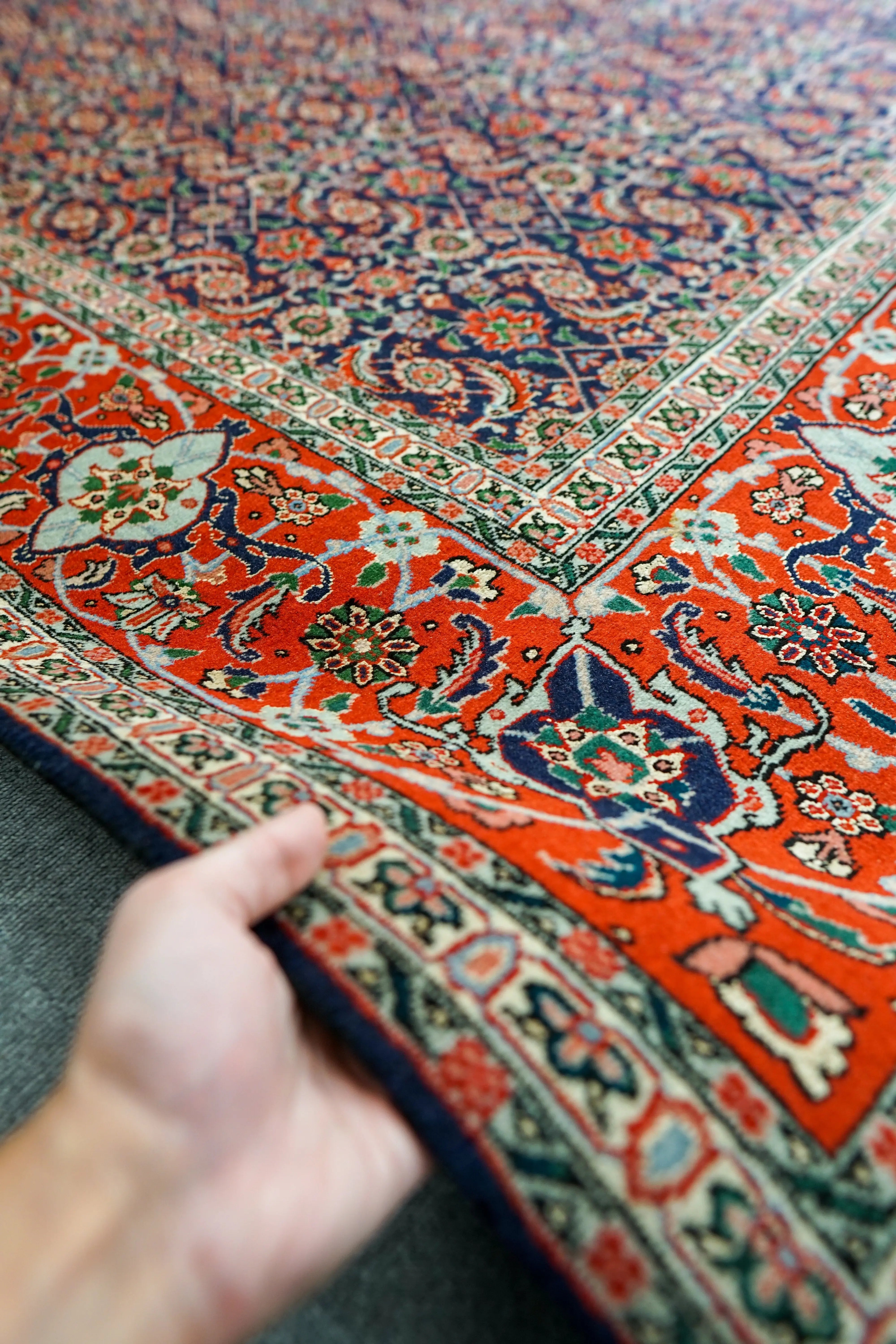 ペルシャ手織り絨毯タブリーズ産 高級シルク＆ウール使用 精緻な花柄と