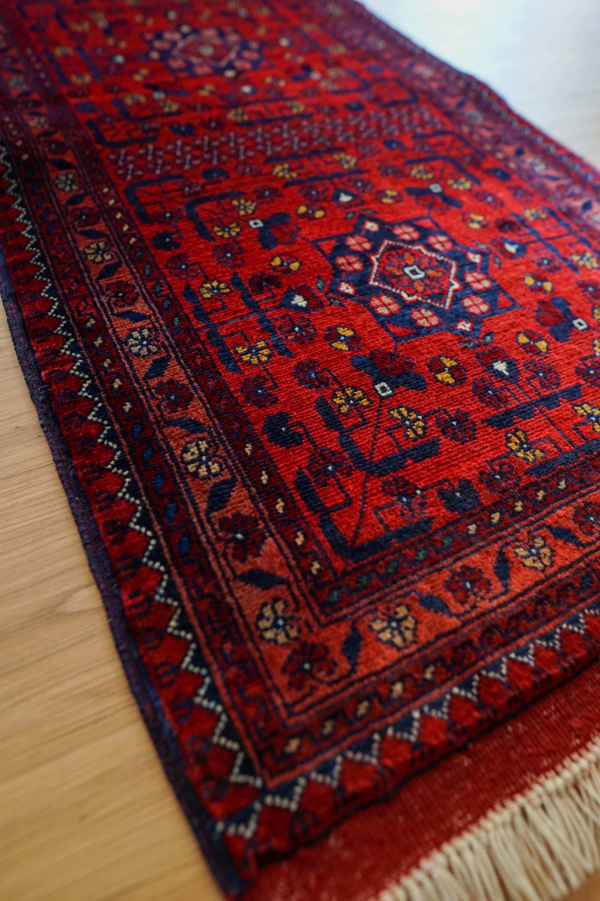  アフガニスタン手織り絨毯 カールモハメディ109×57cm｜深紅ギュル文様 トライバルラグ
