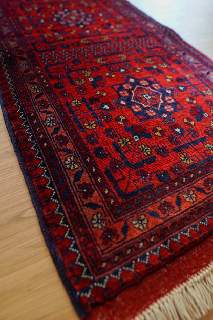  アフガニスタン手織り絨毯 カールモハメディ109×57cm｜深紅ギュル文様 トライバルラグ