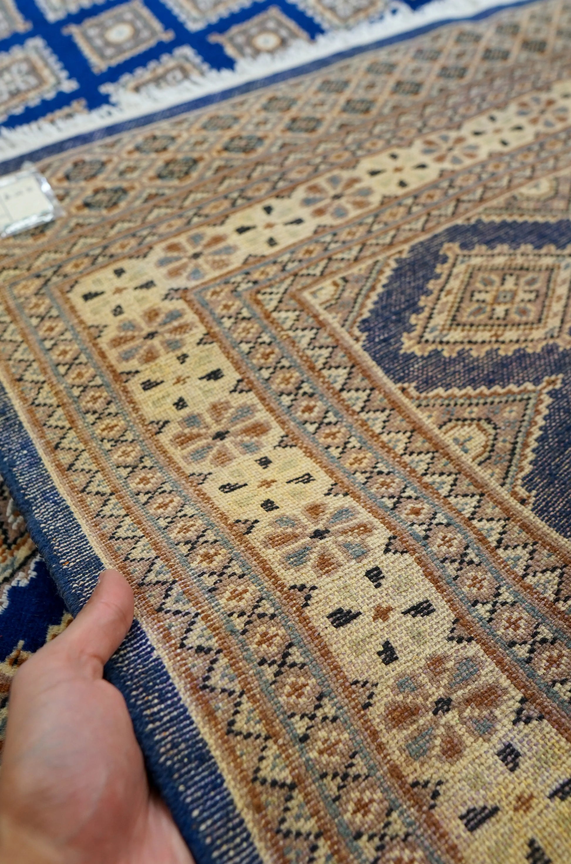 185×126cm パキスタン手織り絨毯 . トライバルラグ　 Decorworks