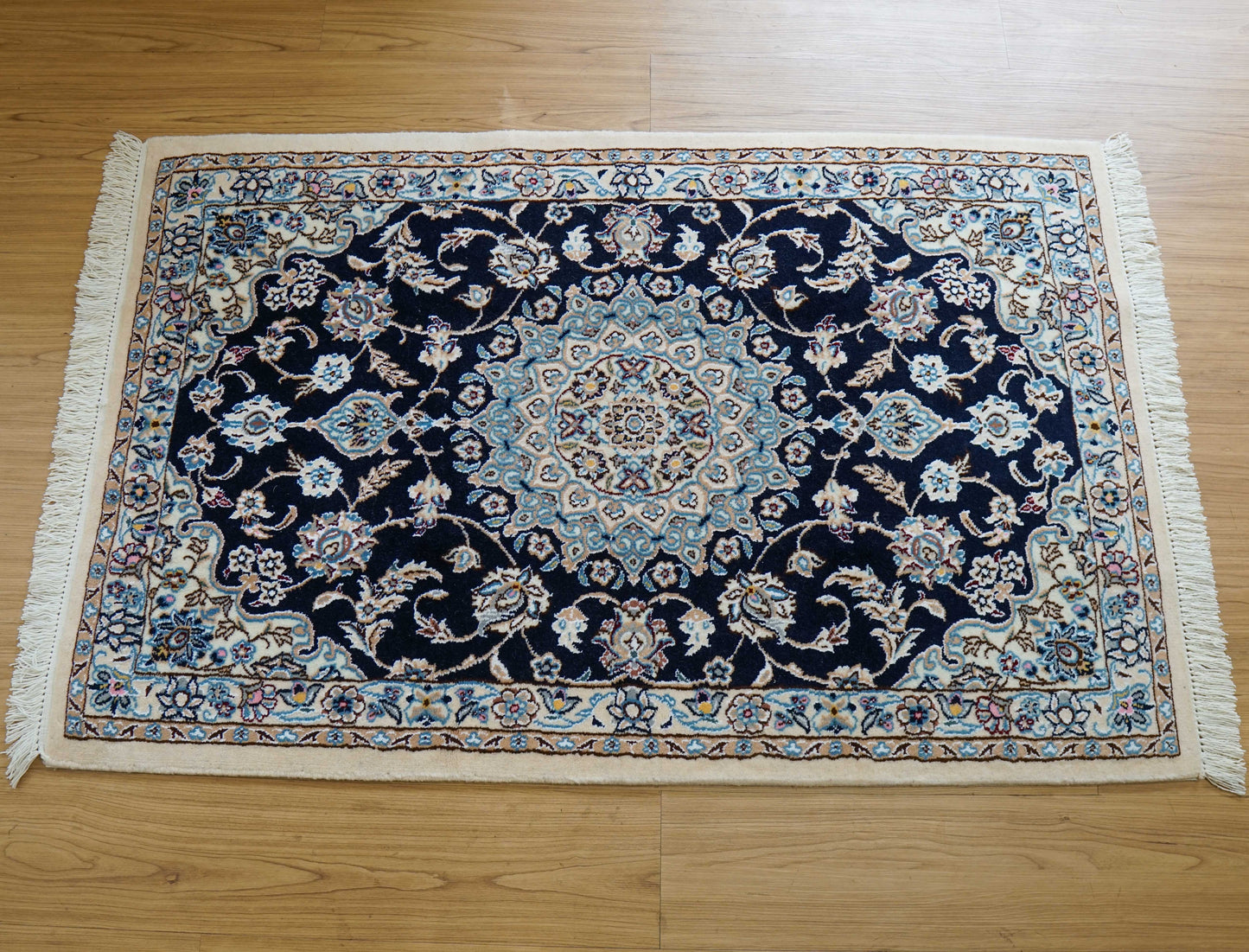  ペルシャ絨毯 ナイン産 121×79cm｜ネイビー基調