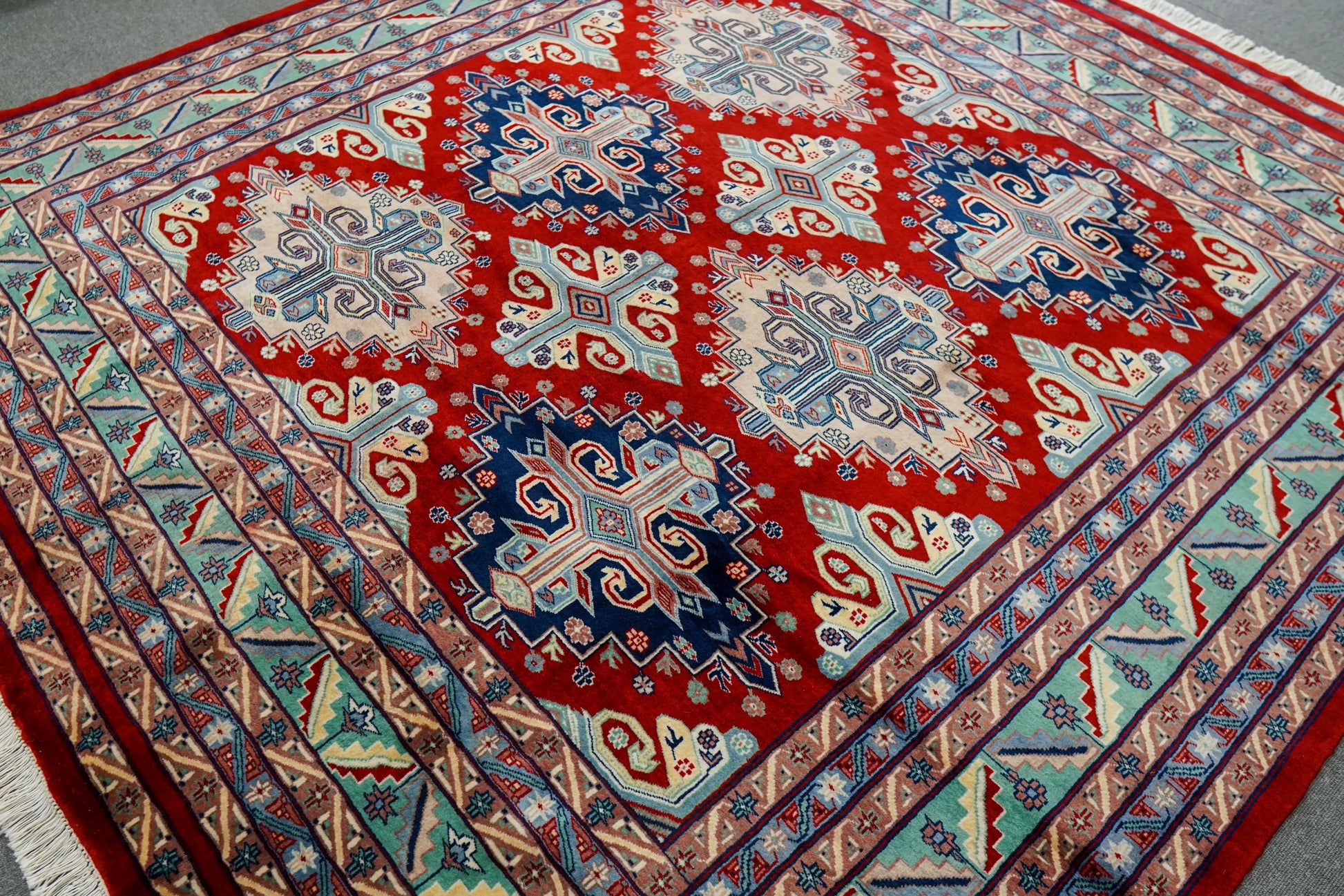 パキスタン絨毯　219×205cm Decorworks