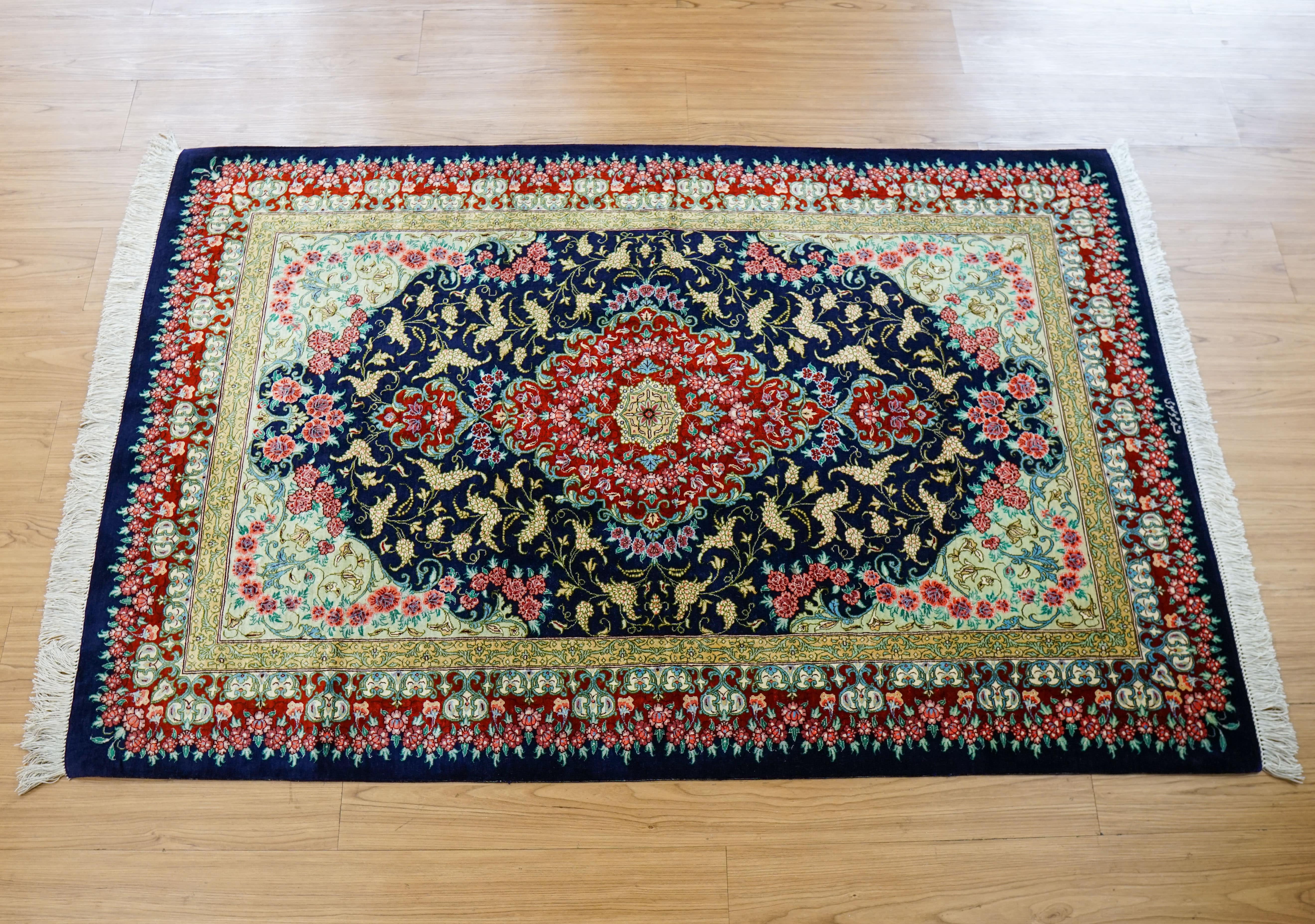 ペルシャ絨毯 クム産 100％シルク 手織り 150×98cm – Decorworks