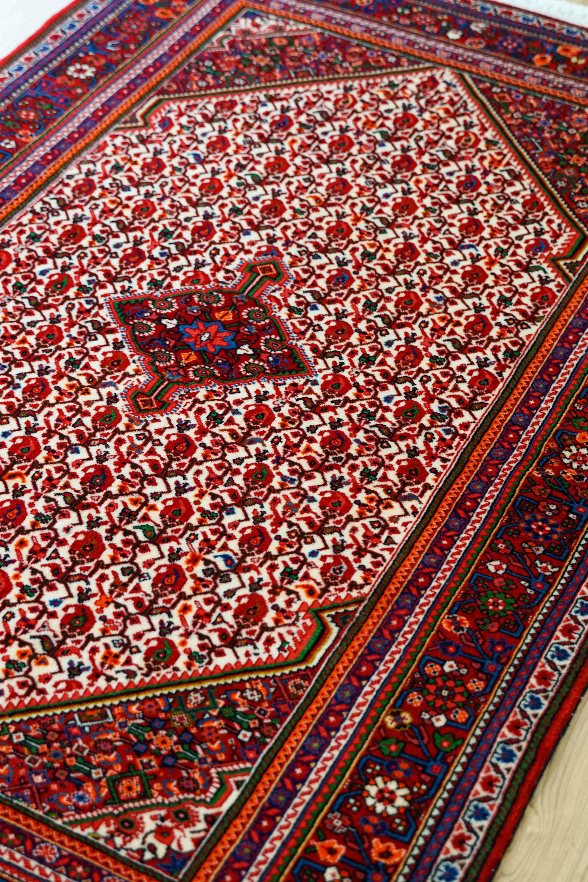  ペルシャ絨毯 ジョーザン産 165×108cm  伝統の花文様が織りなす上質ウールラグ