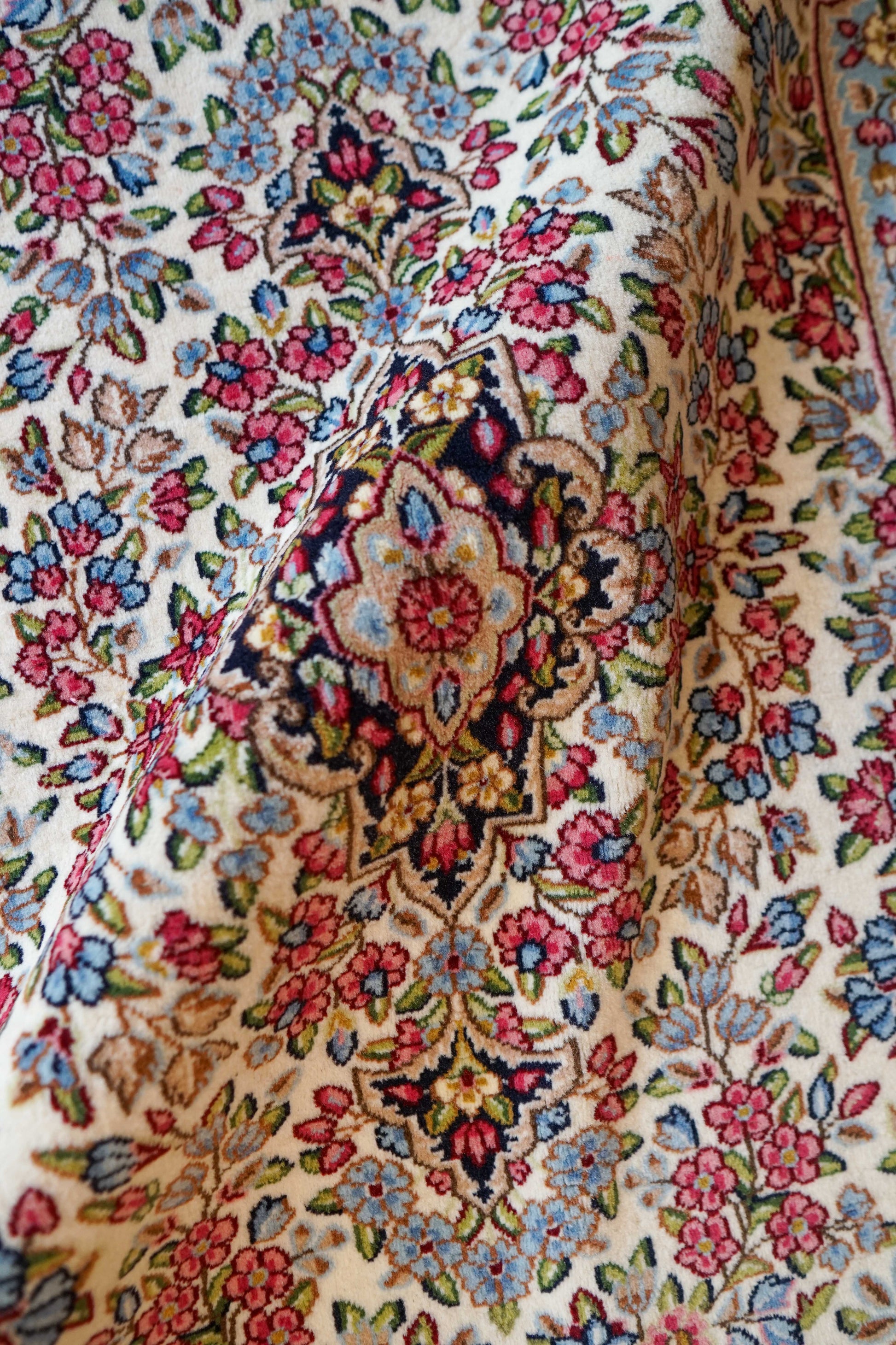  手織り ペルシャ絨毯 ケルマン産 152×102cm｜華やかな花柄デザイン