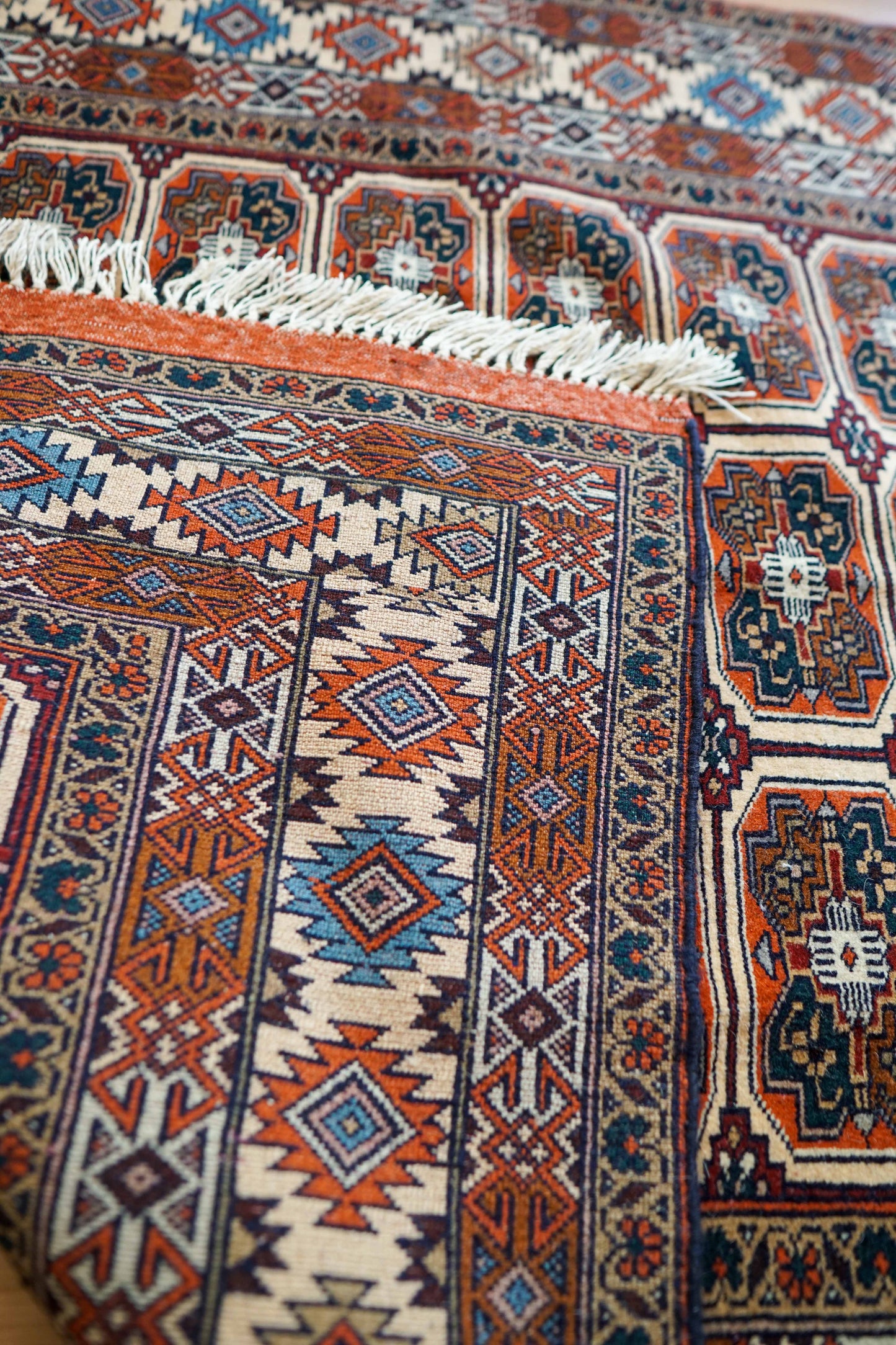  手織り ペルシャ絨毯 トルクメン ボハラ 174×120cm｜伝統のギュル文様が美しい一枚