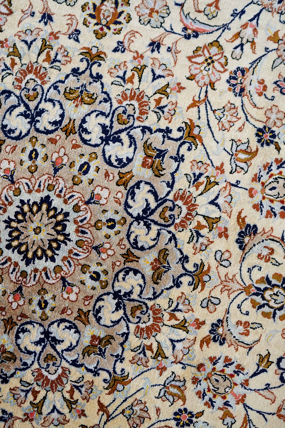  手織りペルシャ絨毯 クム産 ヌーリ工房｜花柄メダリオン 手織りラグ 199×129cm