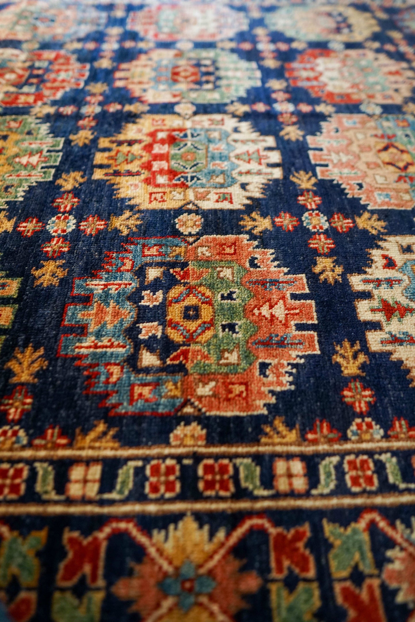  アフガニスタンガズニ産 手織り絨毯 191×150cm｜天然染料ウールのトライバルデザイン