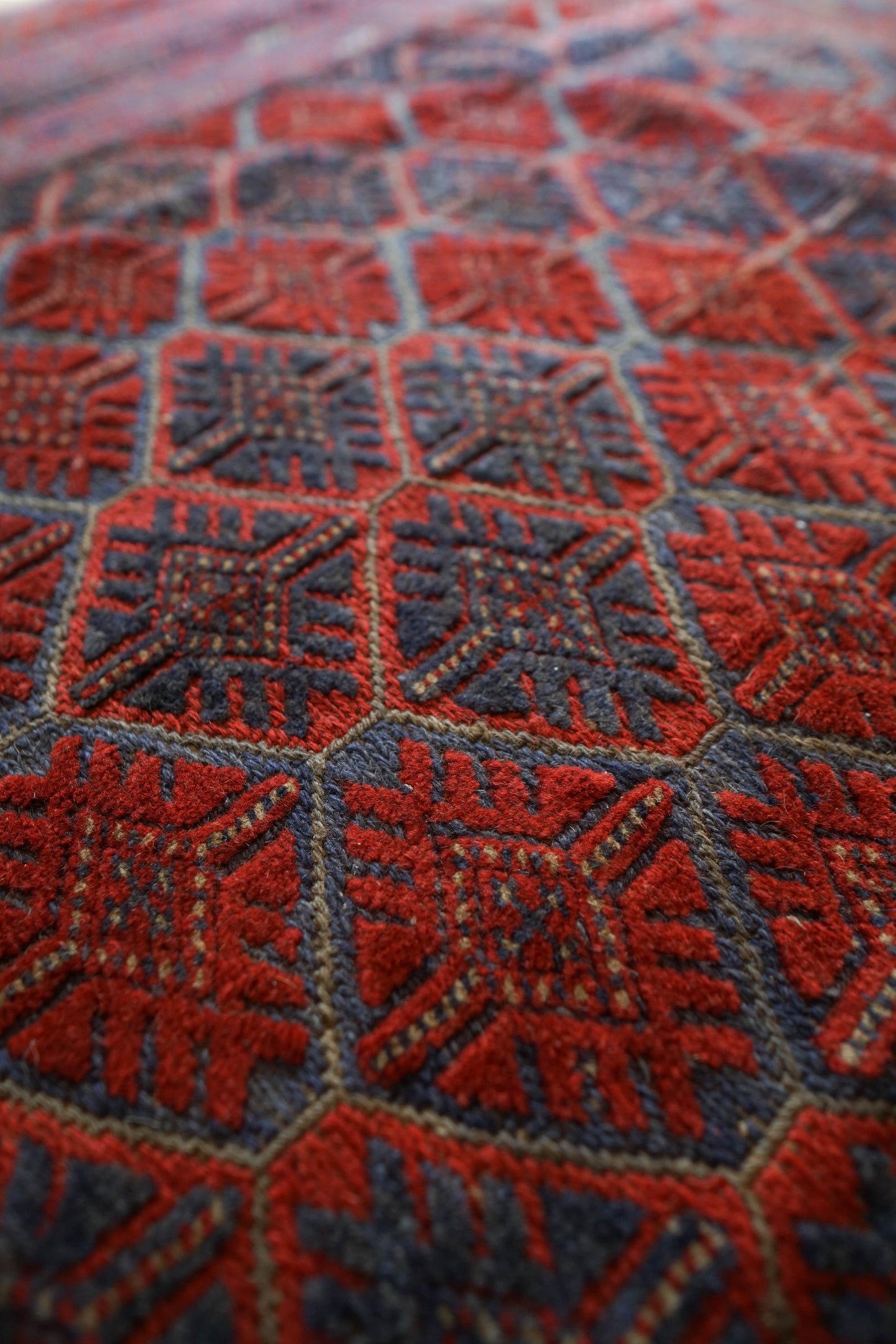  アフガニスタン手織りマシュワニキリム　 172×152cm