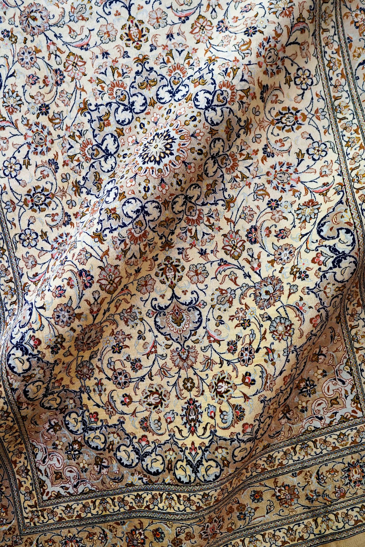 手織りペルシャ絨毯 クム産 ヌーリ工房｜花柄メダリオン 手織りラグ 199×129cm