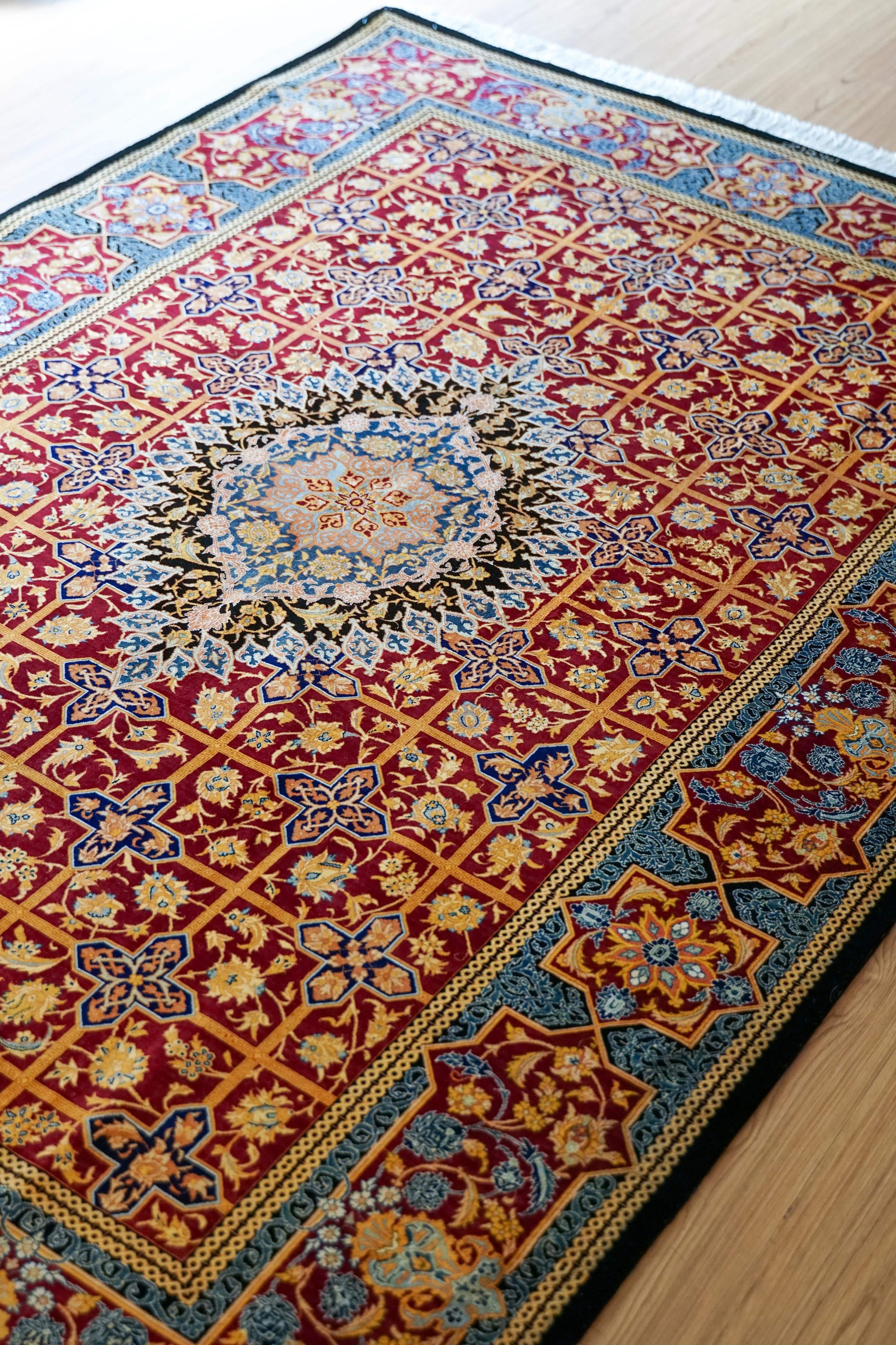  手織りペルシャ絨毯 クム産 【シルク】ラミニ工房 197×132cm ｜ 証明書付