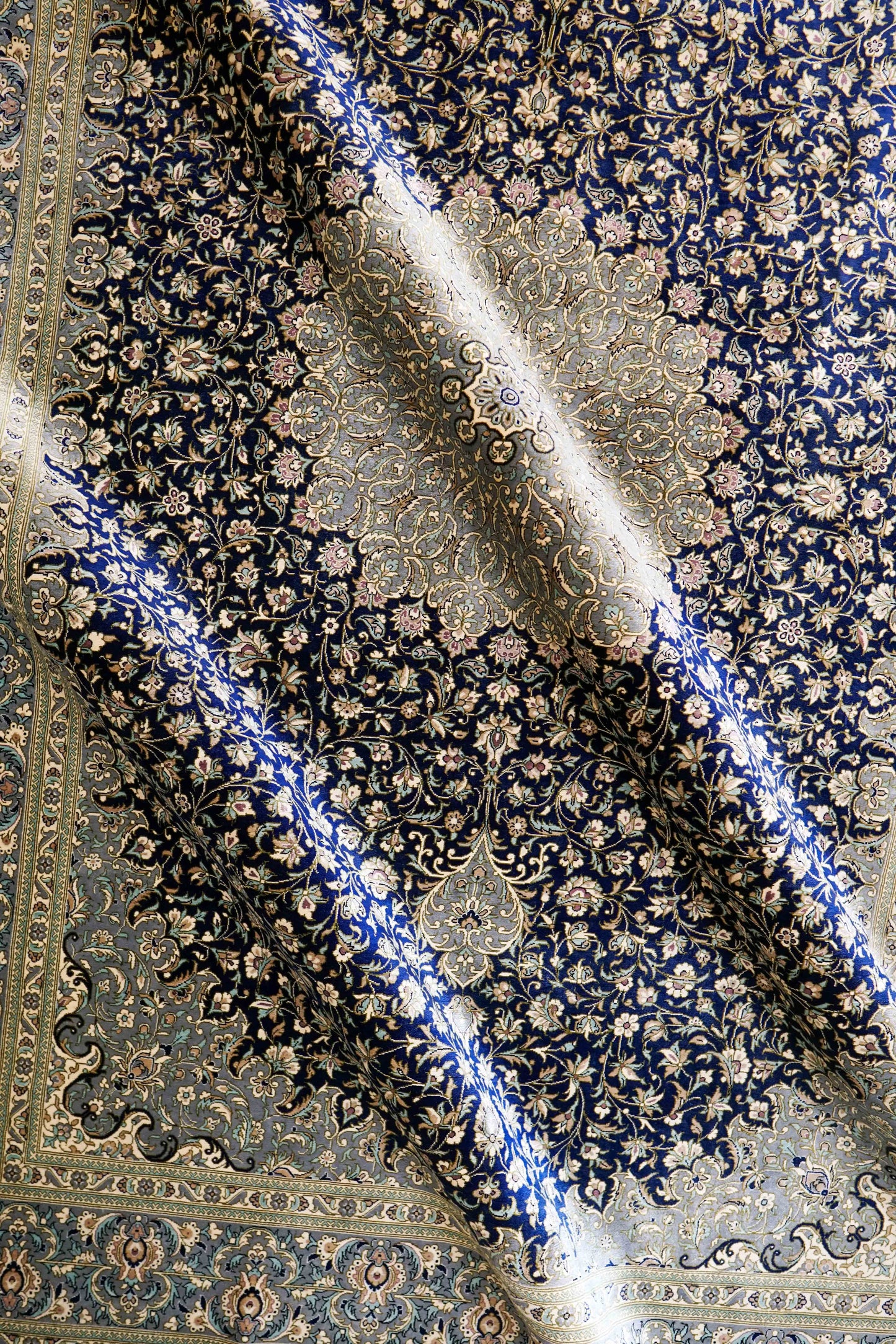  ペルシャ手織り絨毯 クム産 シルク100％ 200×132cm｜ラジョルディ房・総柄メダリオン