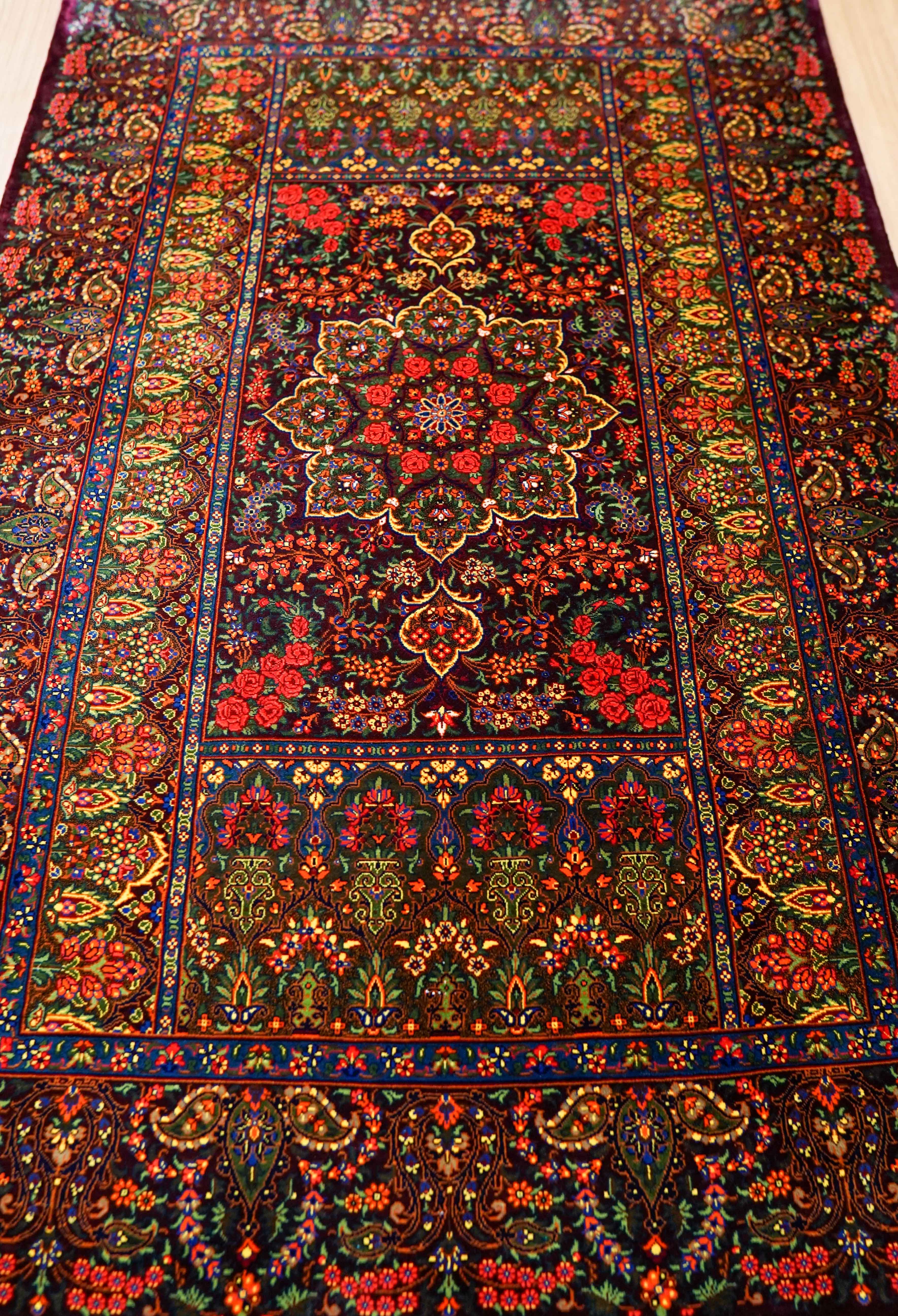 ペルシャ絨毯 クム産 シルク100％ ハジラヒミ工房 130×79cm – Decorworks