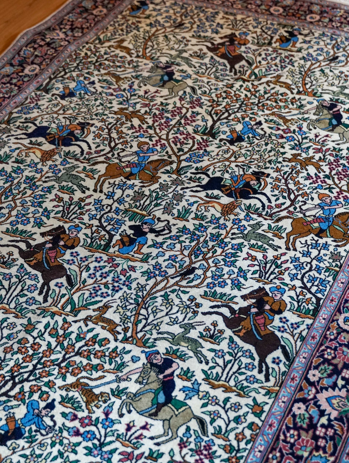  ペルシャ絨毯 タブリーズ産 シカルガー（狩猟図）デザイン 218×140cm 手織りラグ