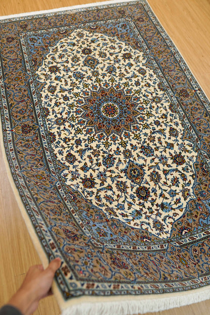  ペルシャ絨毯 カシャーン産 226×152cm (カシャン)｜伝統メダリオンデザイン・上品なアイボリー×ブルー
