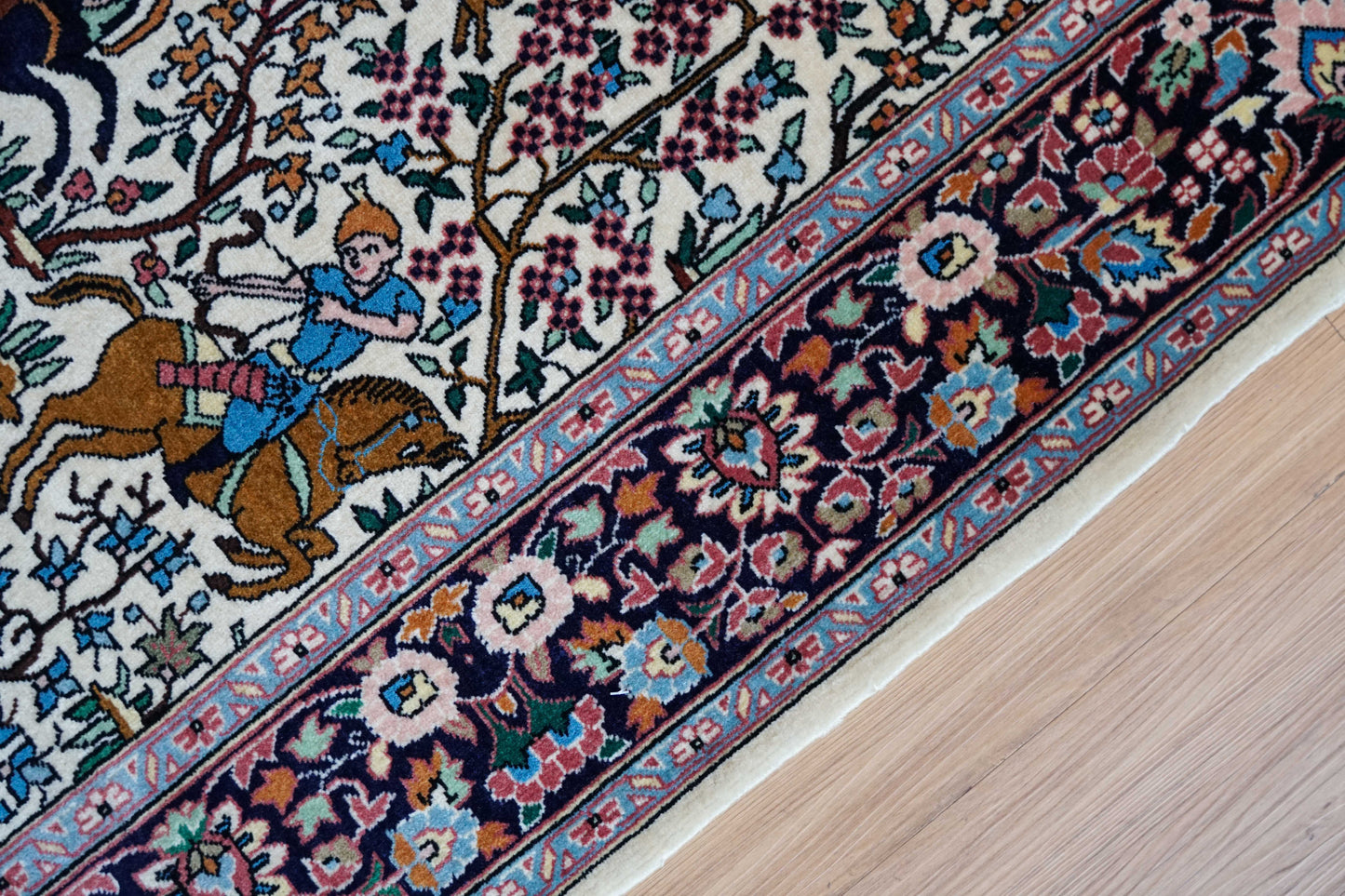  ペルシャ絨毯 タブリーズ産 シカルガー（狩猟図）デザイン 218×140cm 手織りラグ