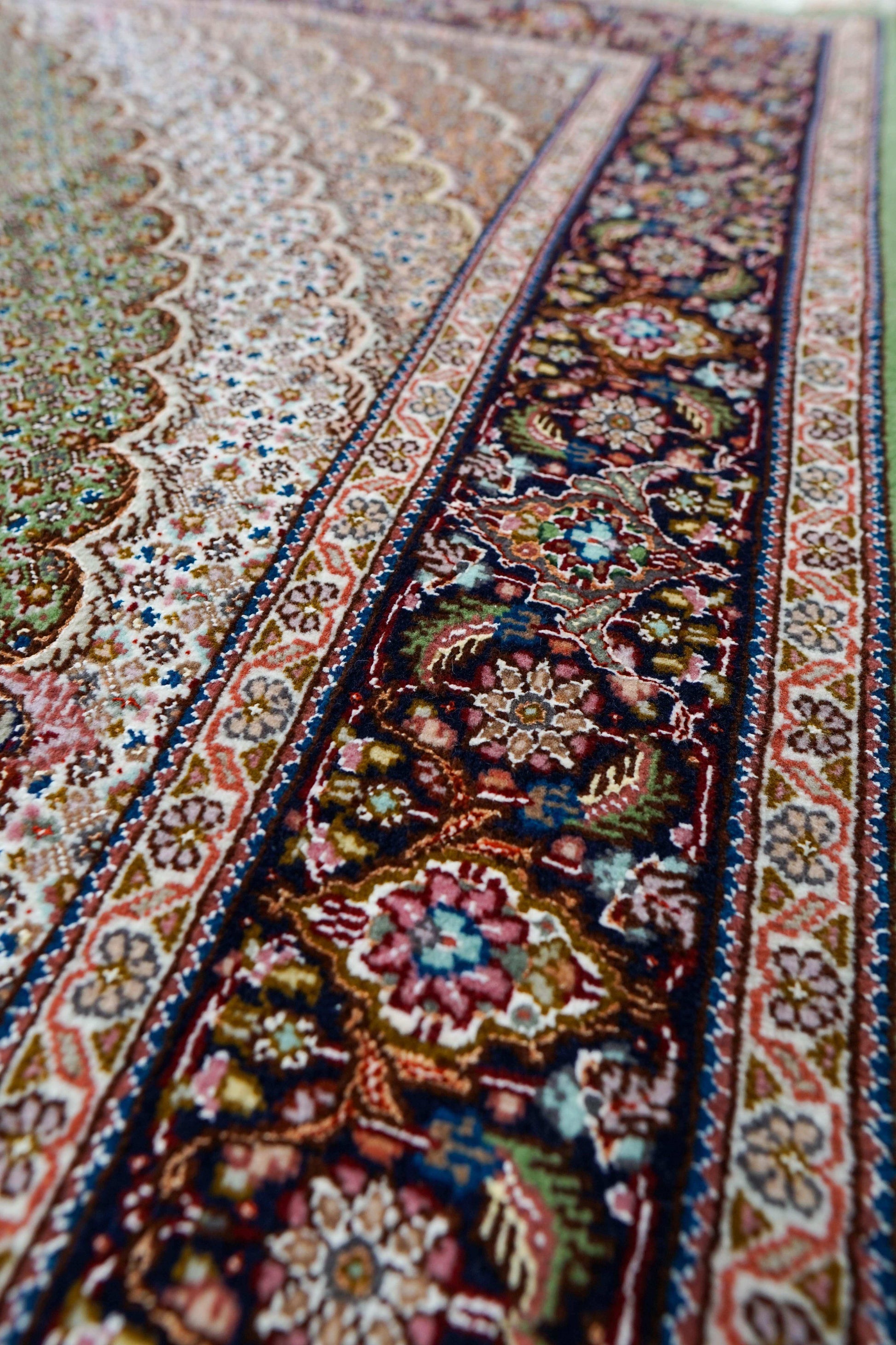  ペルシャ手織り絨毯 タブリーズ産 225×155cm