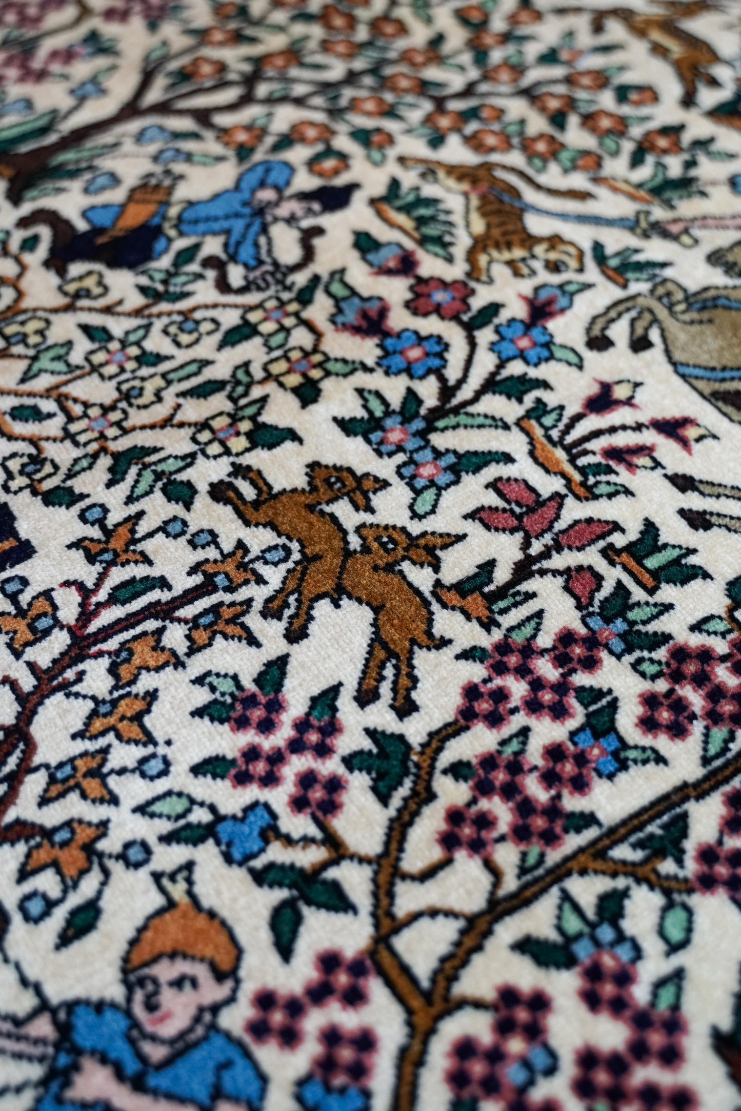  ペルシャ絨毯 タブリーズ産 シカルガー（狩猟図）デザイン 218×140cm 手織りラグ